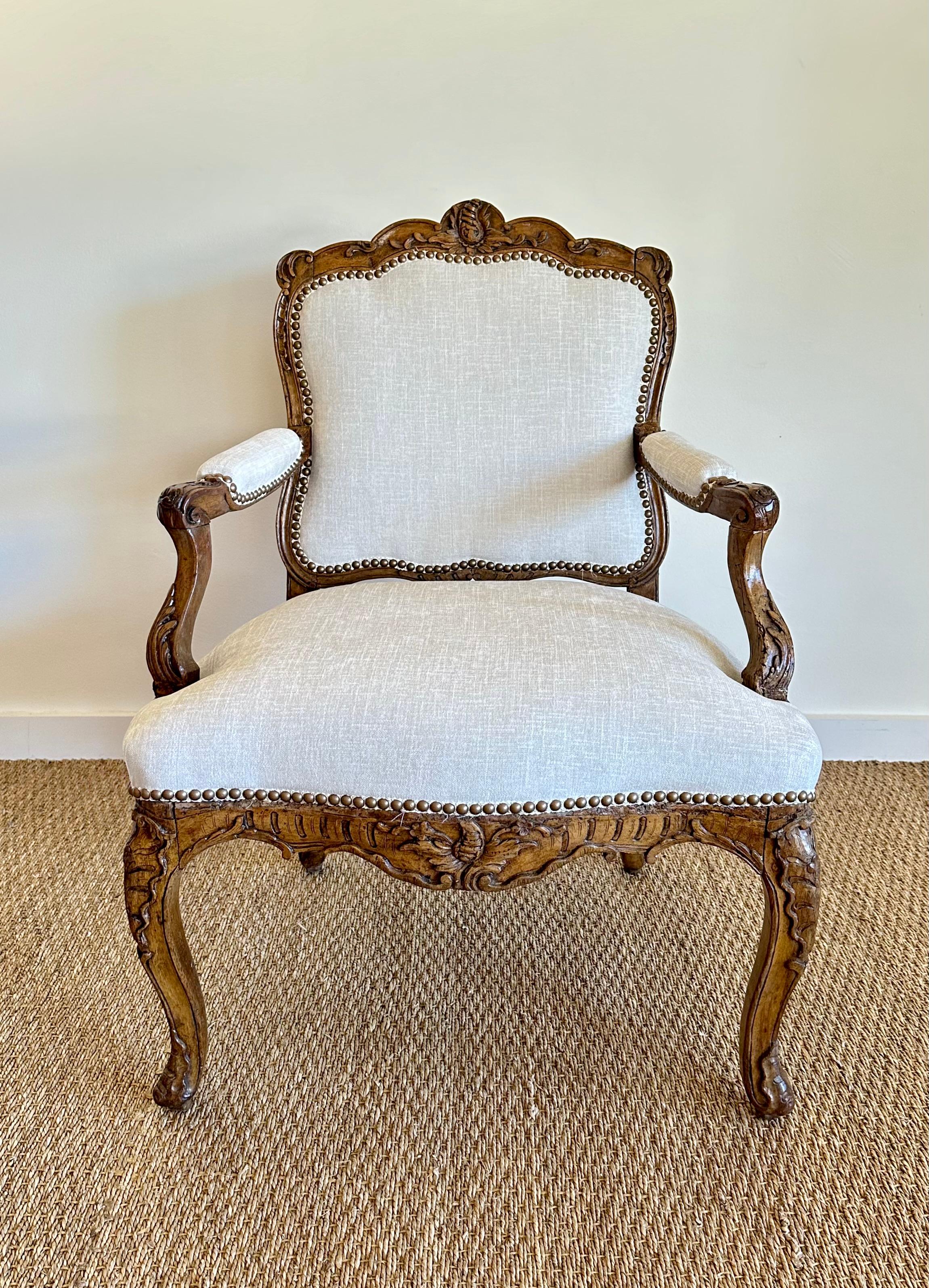 Fauteuil d'époque Louis XV à dossier plat et assise large
En bois de hêtre richement sculpté de charmantes coquilles.
Repose sur quatre pieds courbes terminés par des feuilles d'acanthe.
Tapisserie d'ameublement récemment refaite par un tapissier
