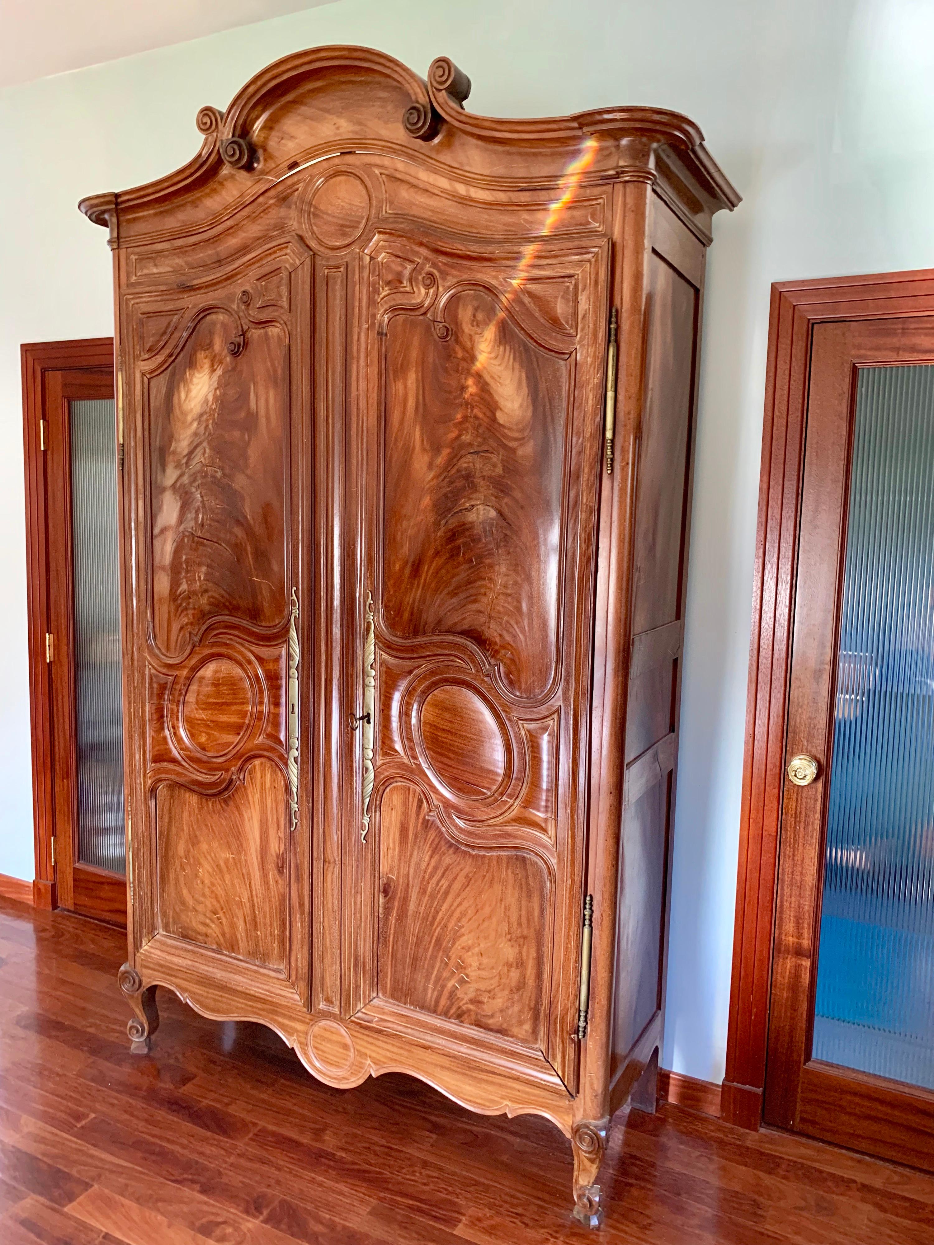 This mid-18th century Louis XV French provincial armoire is made of solid mahogany, which is the rarest of all woods used for this type of furniture.
Most of the time walnut or oak were available to the furniture makers.
Made in France, circa