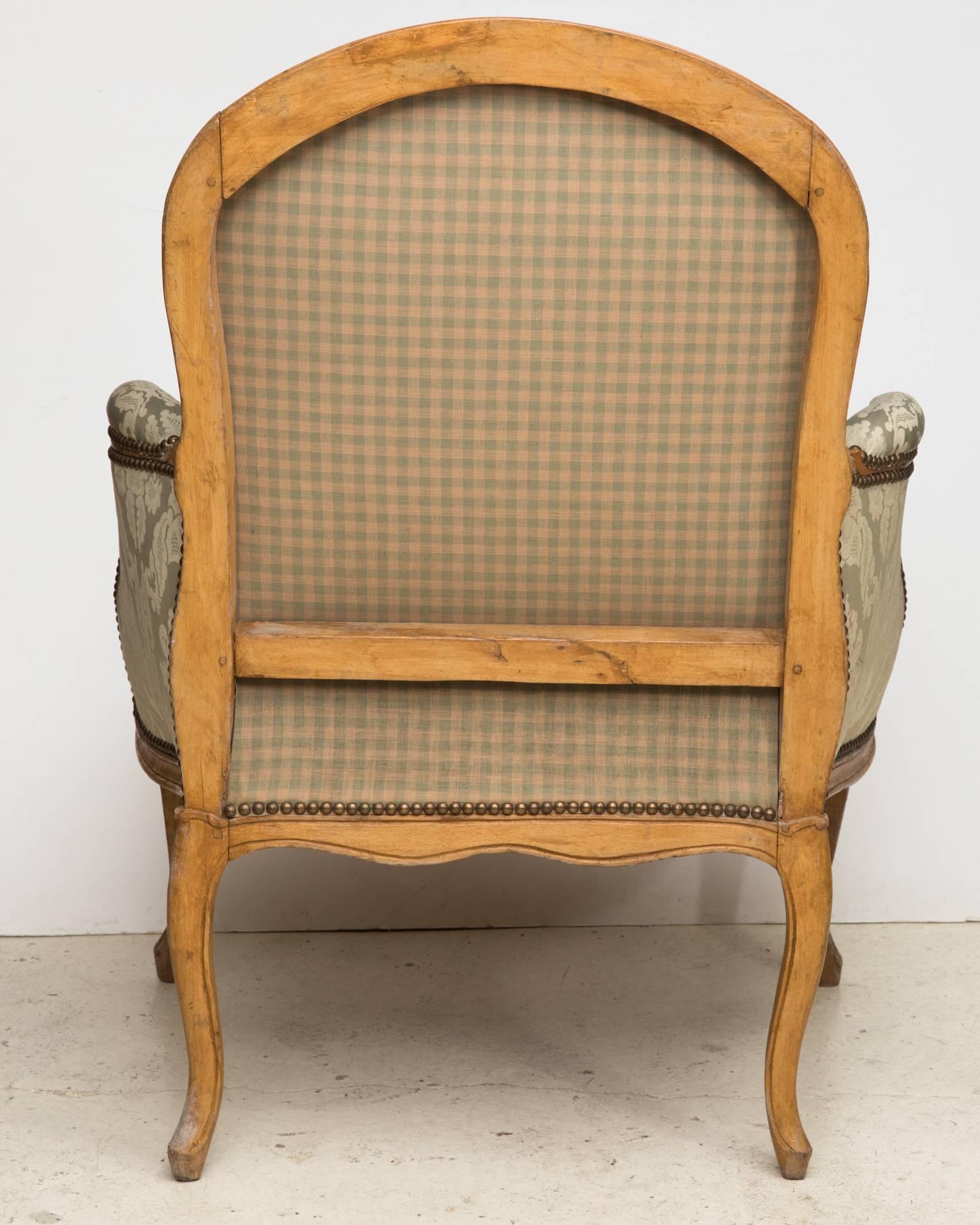 Louis XV Period Beech Bergere or Armchair Upholstered in Pale Silk Damask In Good Condition For Sale In London, GB