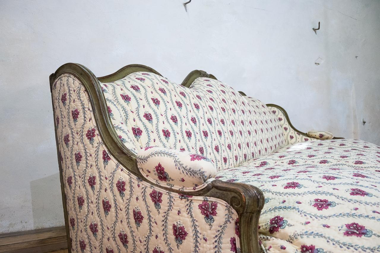 Louis XV period Canapé à Oreilles Serpentine Shaped Sofa, Settee Upholstered In Good Condition For Sale In Basingstoke, Hampshire