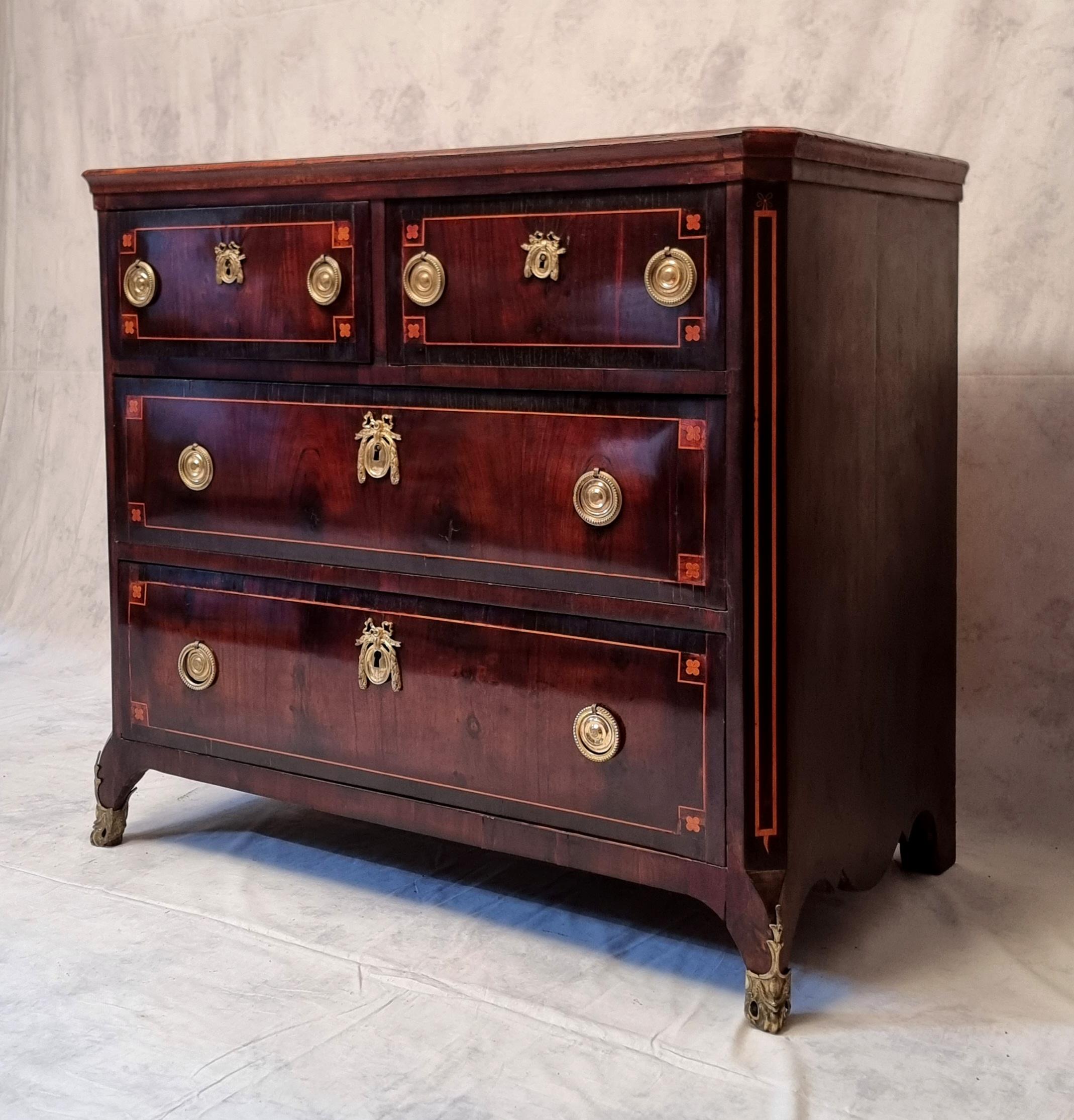 Exceptional Louis XV period chest of drawers in amaranth and violet wood. This high chest of drawers opens with 4 drawers spread over 3 rows. It is inlaid with sycamore fillets and trefoils. The frame of the top is in rosewood. It is elegantly