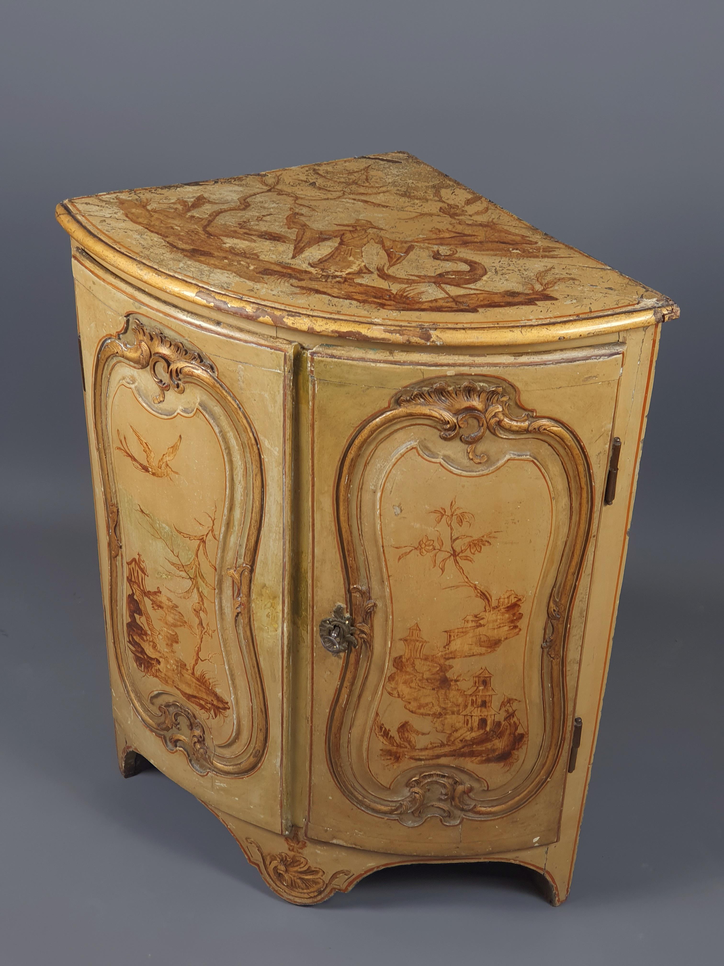 Louis XV Period Corner Cupboard In Chinese Lacquer In Fair Condition For Sale In BARSAC, FR