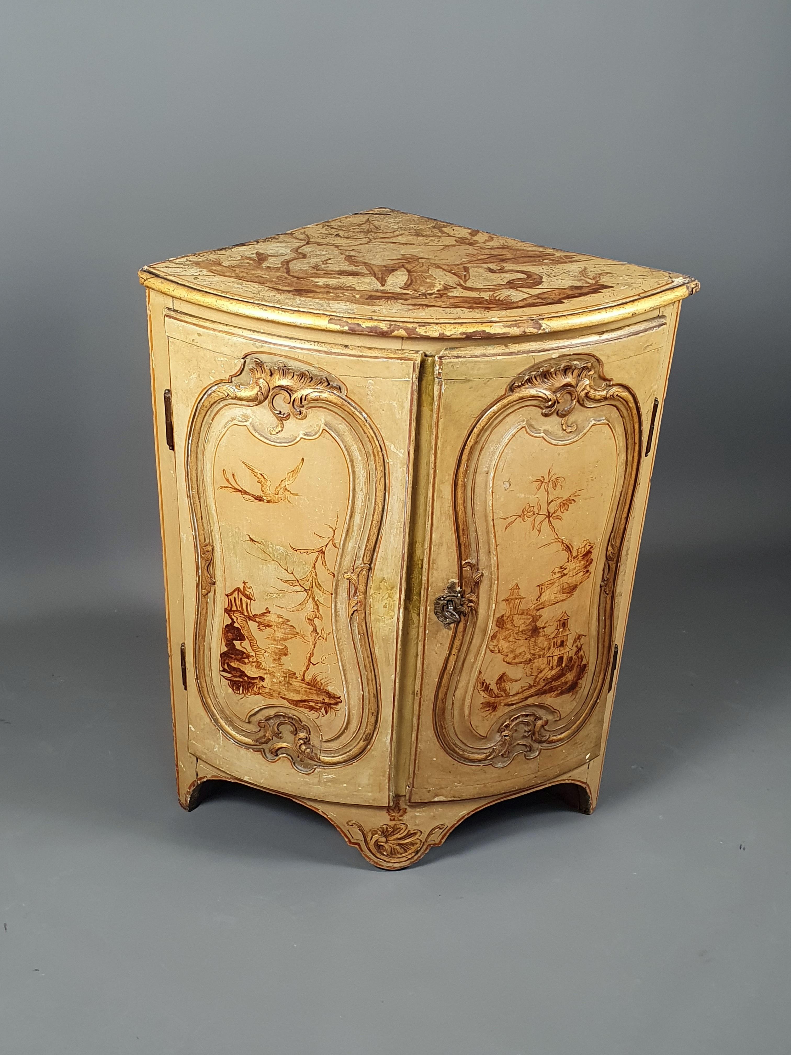 Louis XV Period Corner Cupboard In Chinese Lacquer For Sale 1