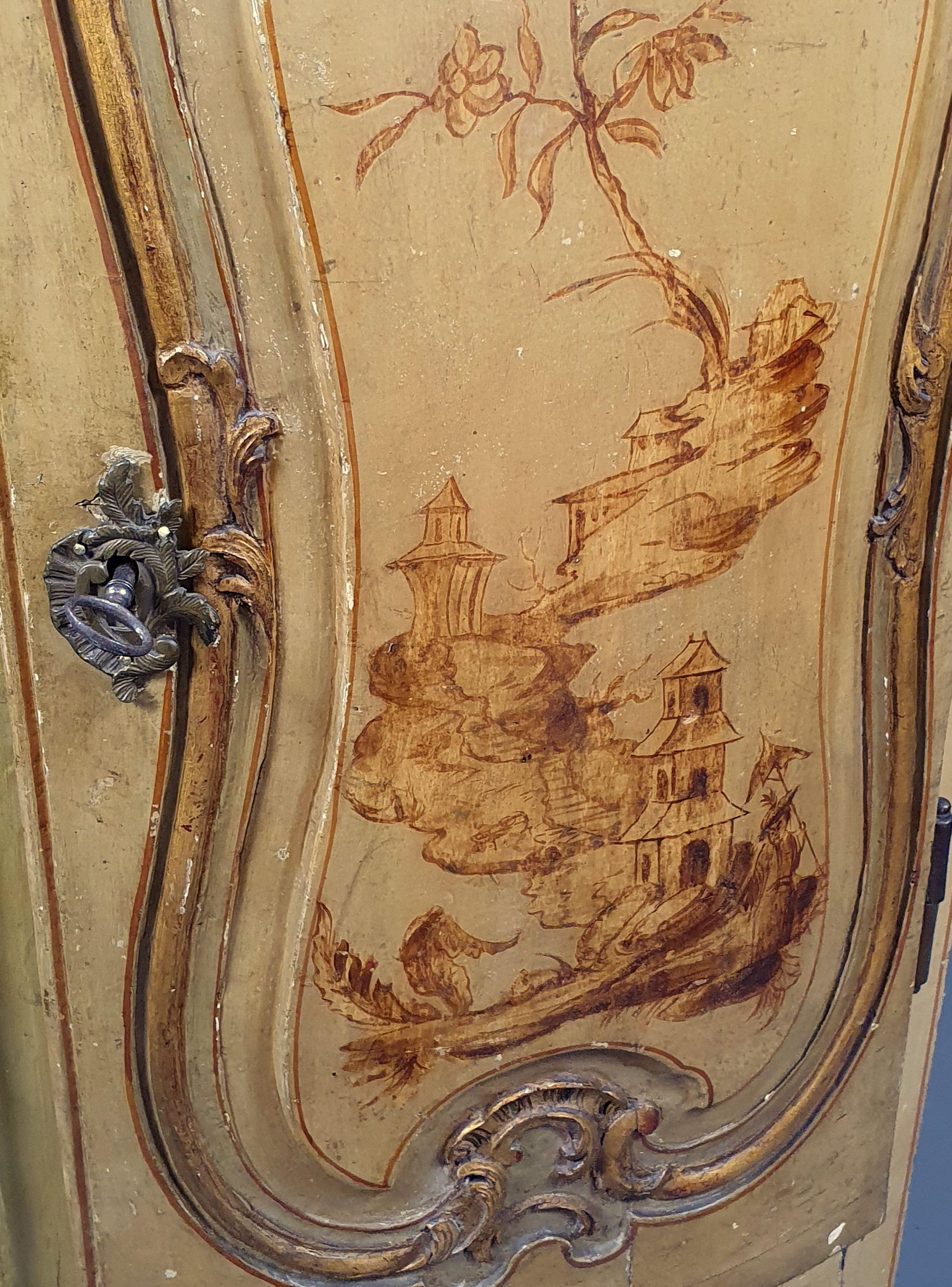 Armoire d'angle d'époque Louis XV en laque chinoise en vente 2