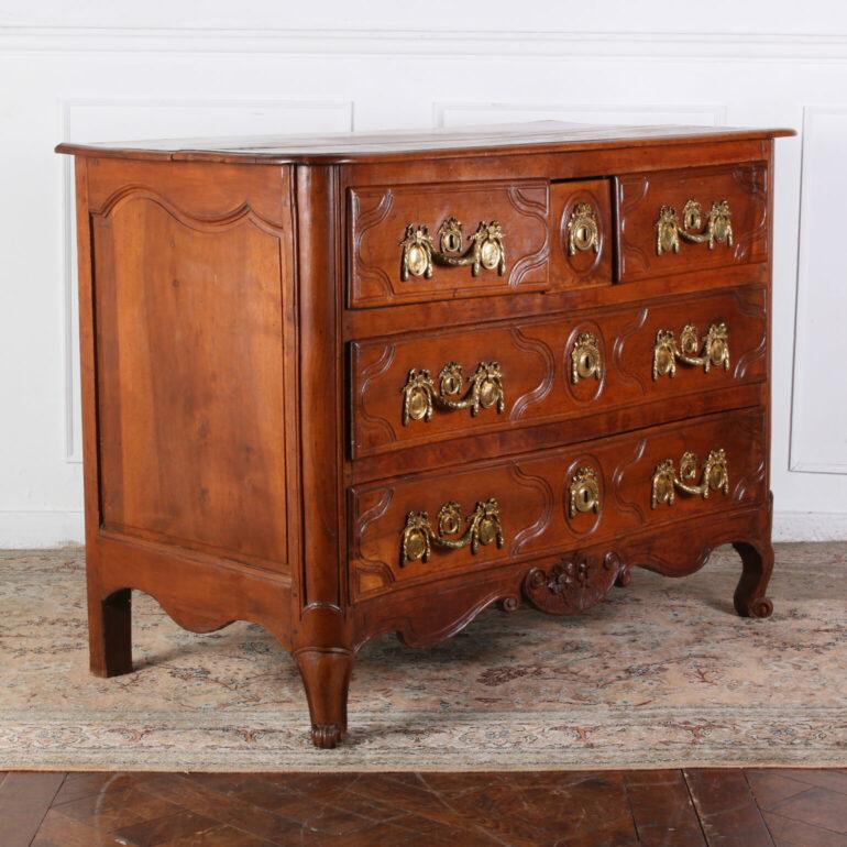 Louis XV Period French Country Commode, Circa 1780 In Good Condition For Sale In Vancouver, British Columbia