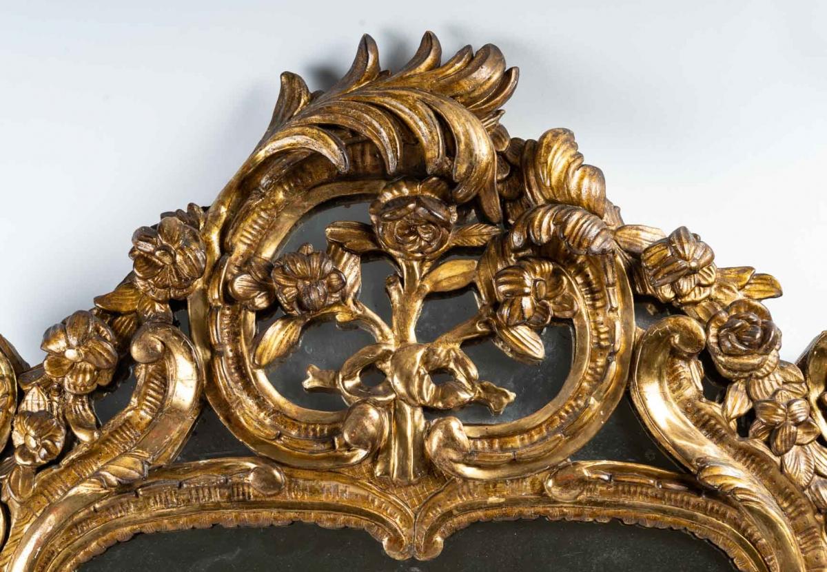 Louis XV period gilded wood mirror: Parisian work, circa 1760.
Original Mercury.
Measures: Height 113 cm, width 82 cm.