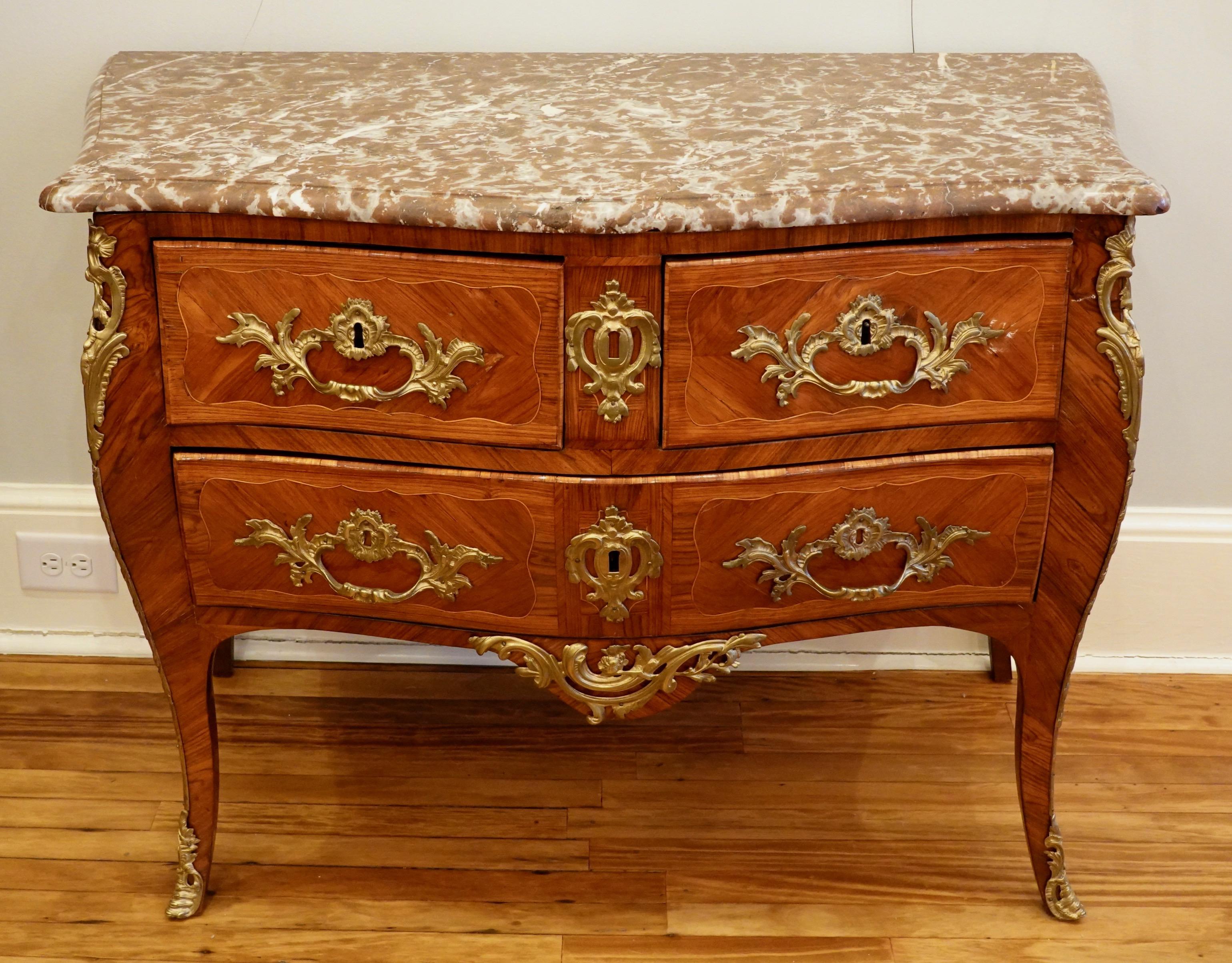 Very high quality French, Louis XV period commode (sauteuse) stamped by the Ebeniste, 