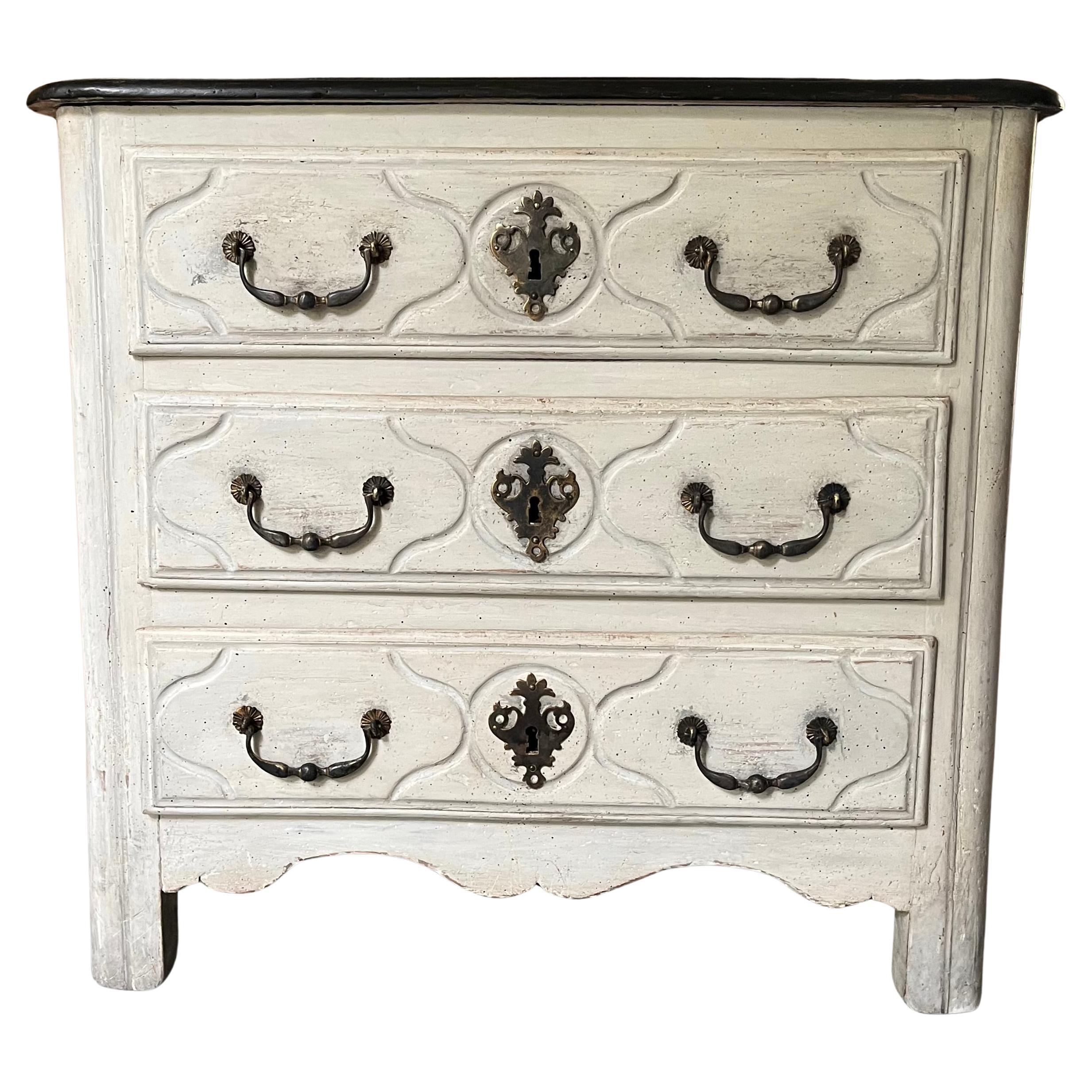 Francese Petite Commode dipinta di epoca Luigi XV in vendita