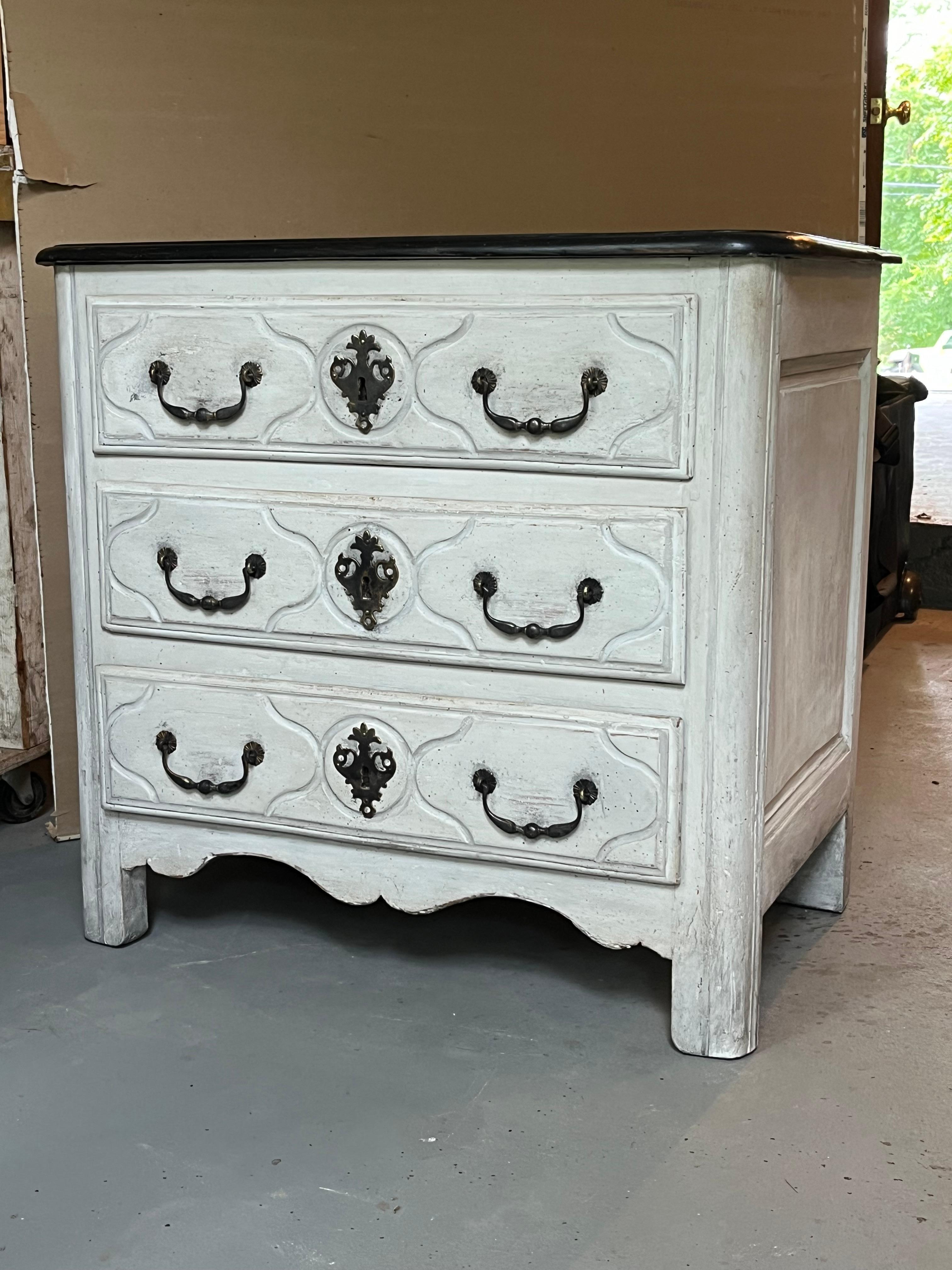 Dipinto a mano Petite Commode dipinta di epoca Luigi XV in vendita