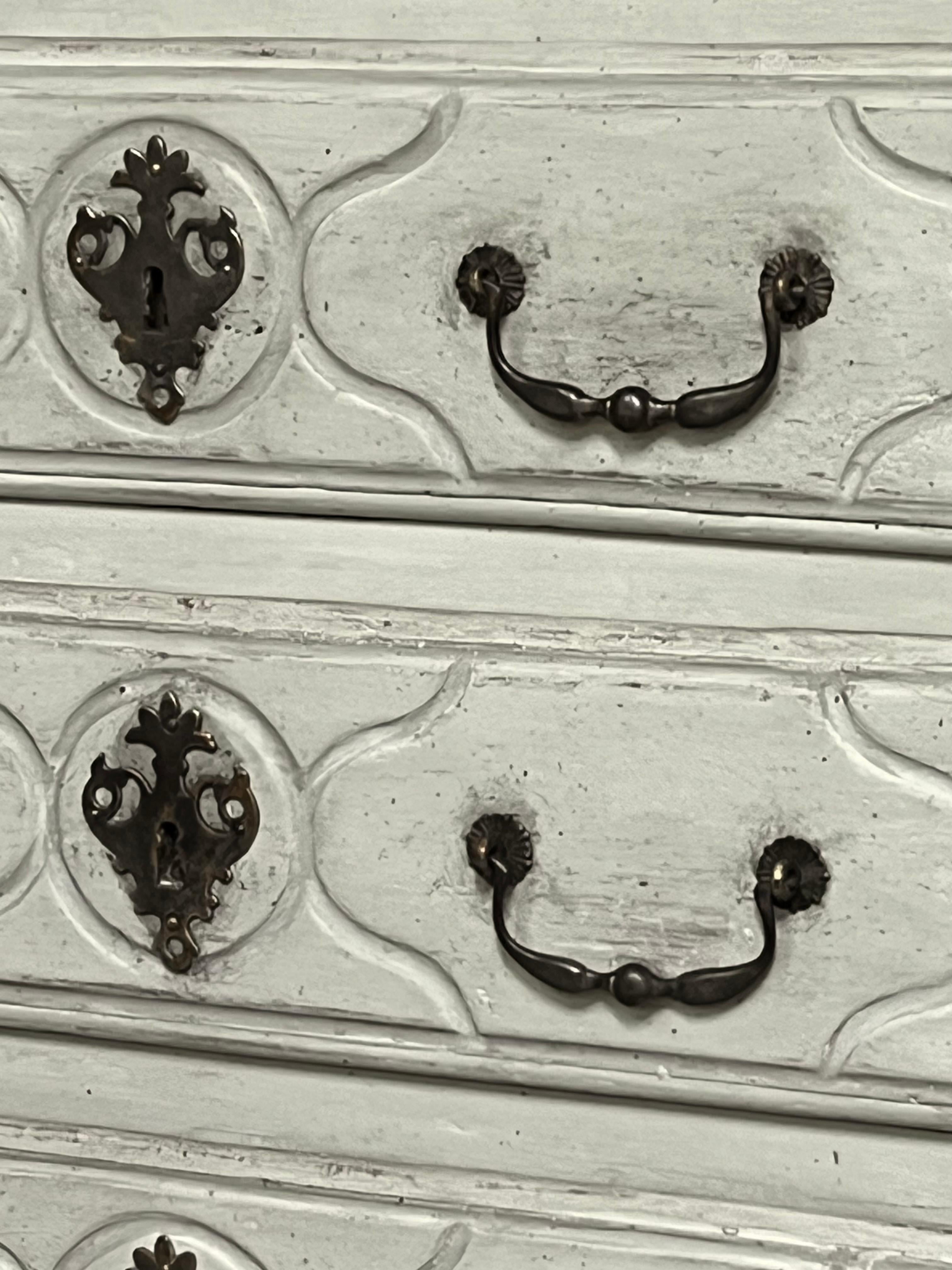 Petite Commode dipinta di epoca Luigi XV In condizioni buone in vendita a Doylestown, PA