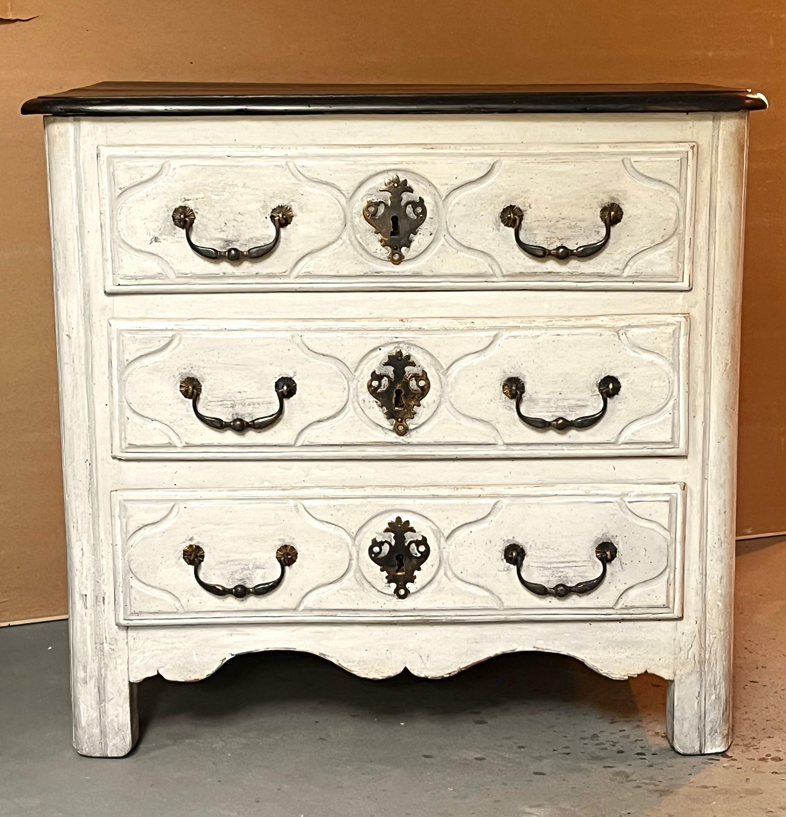Fino al XVIII secolo Petite Commode dipinta di epoca Luigi XV in vendita