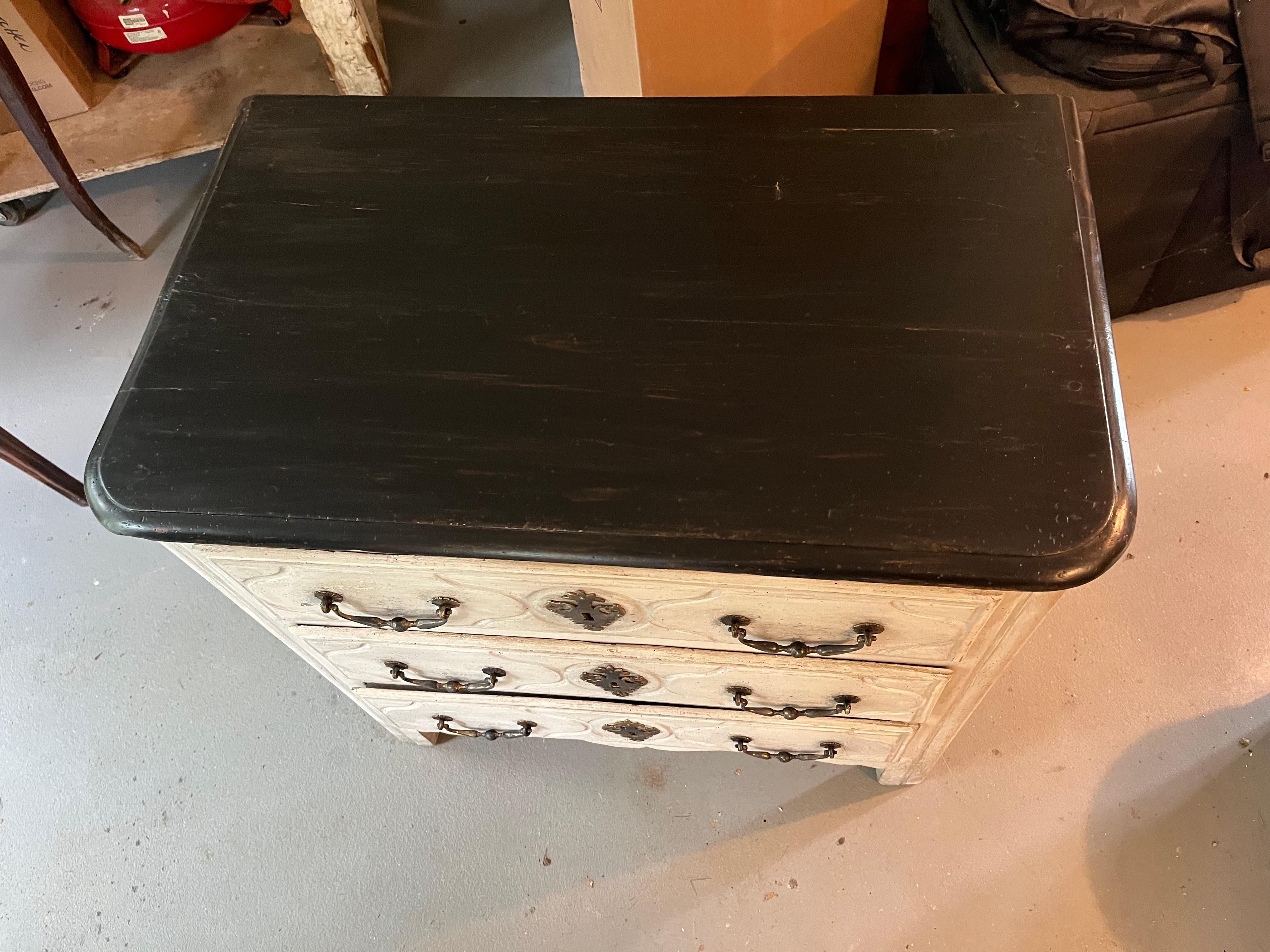 Noce Petite Commode dipinta di epoca Luigi XV in vendita