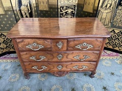Commode parisienne d'époque Louis XV en noyer, chêne et beeche, XVIIIe siècle