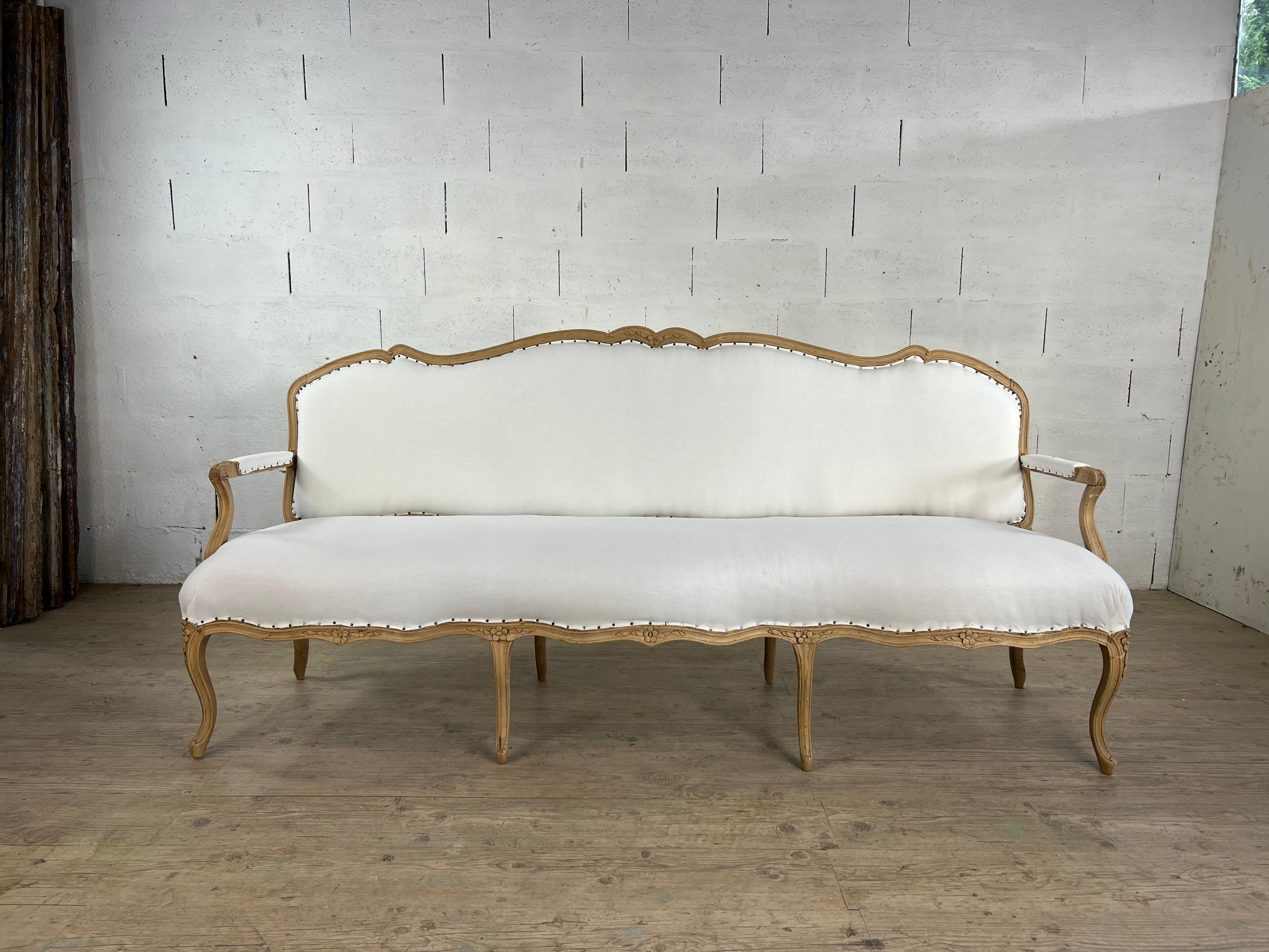 Elegante divano d'epoca Luigi XV, 1750-1770 circa, in legno di faggio intagliato e cerato, rivestito di recente 