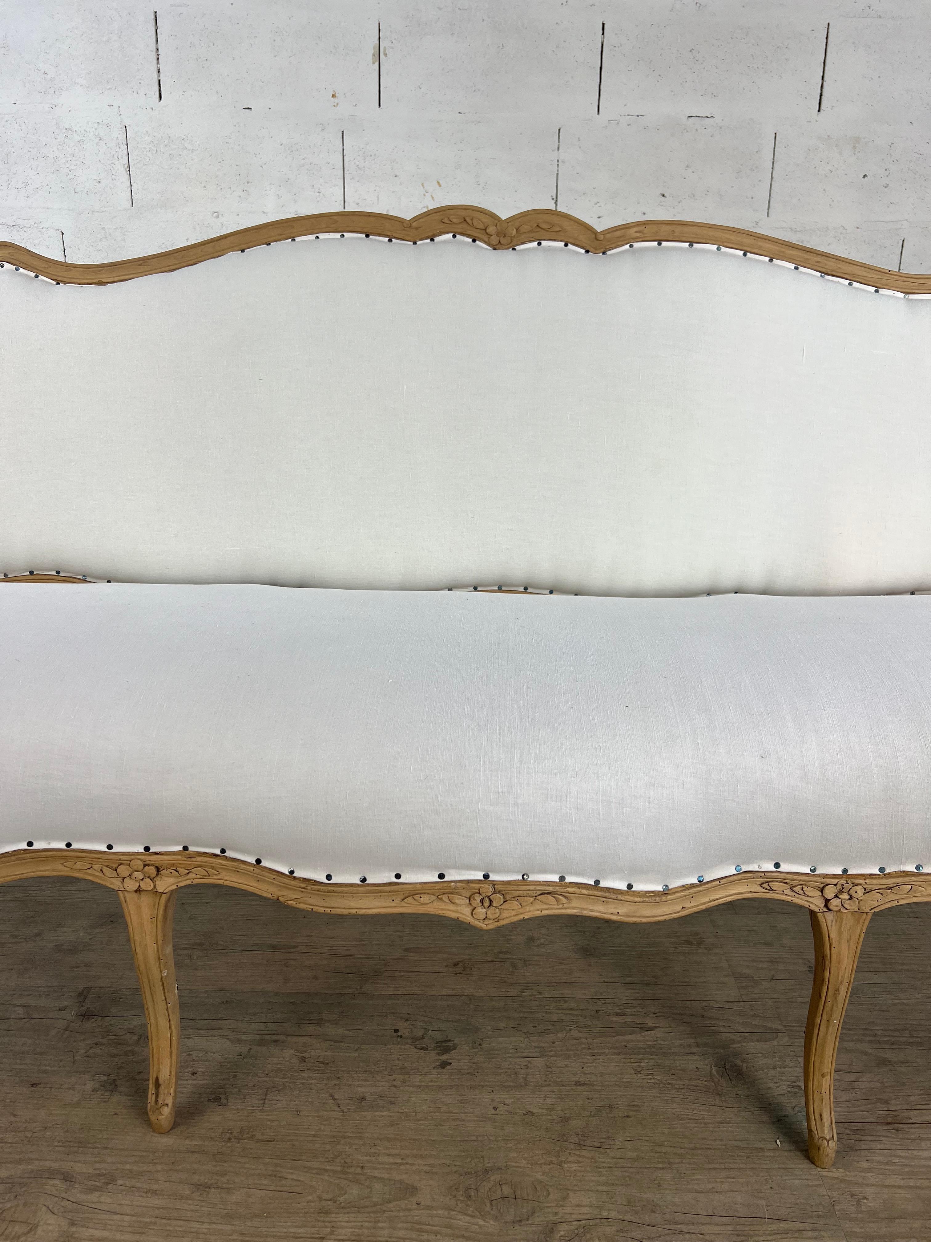 Intagliato a mano Divano d'epoca Luigi XV, 1750-1770 circa. in vendita