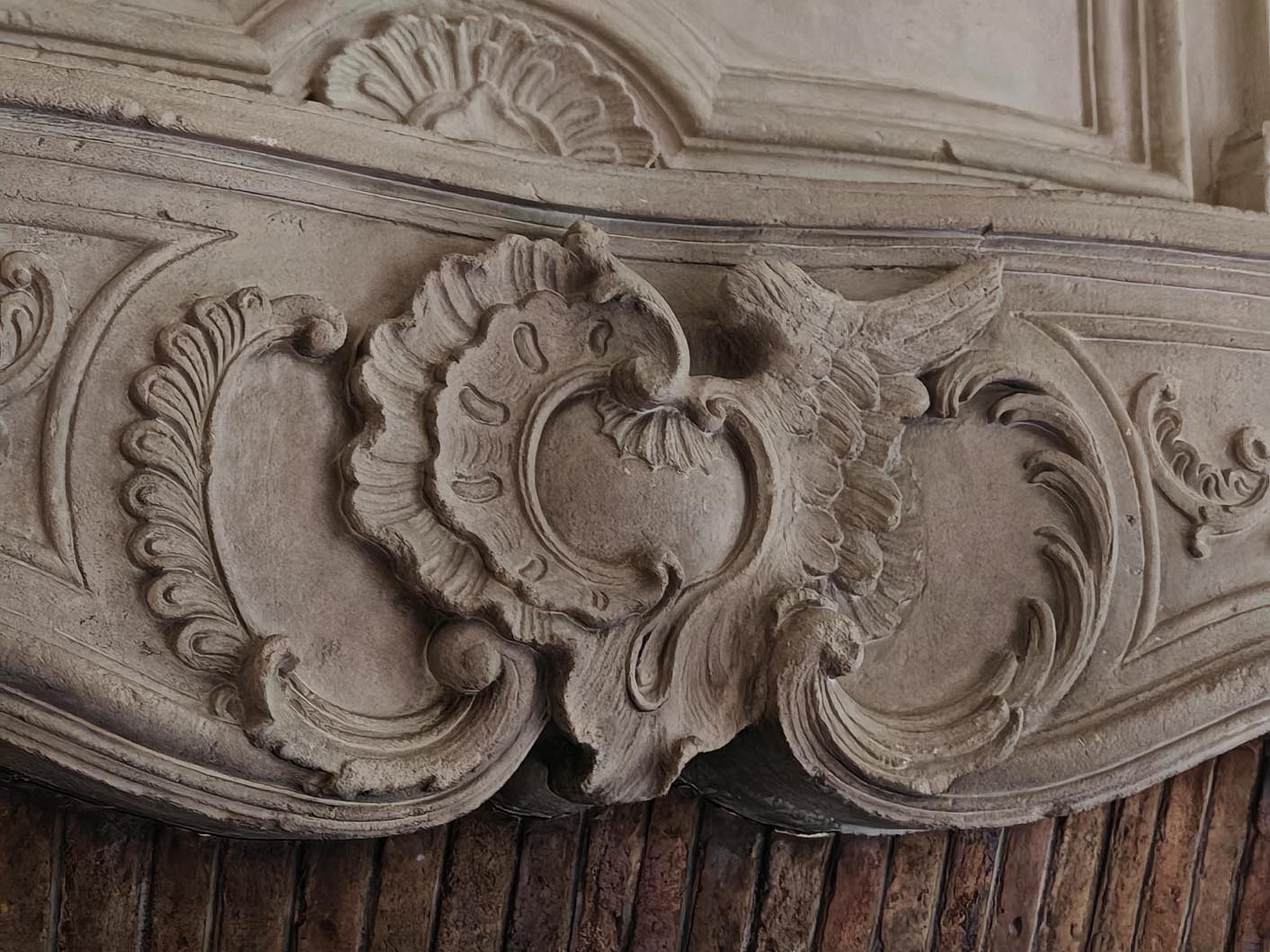 Cheminée en pierre d'époque Louis XV avec trumeau sculpté en vente 3