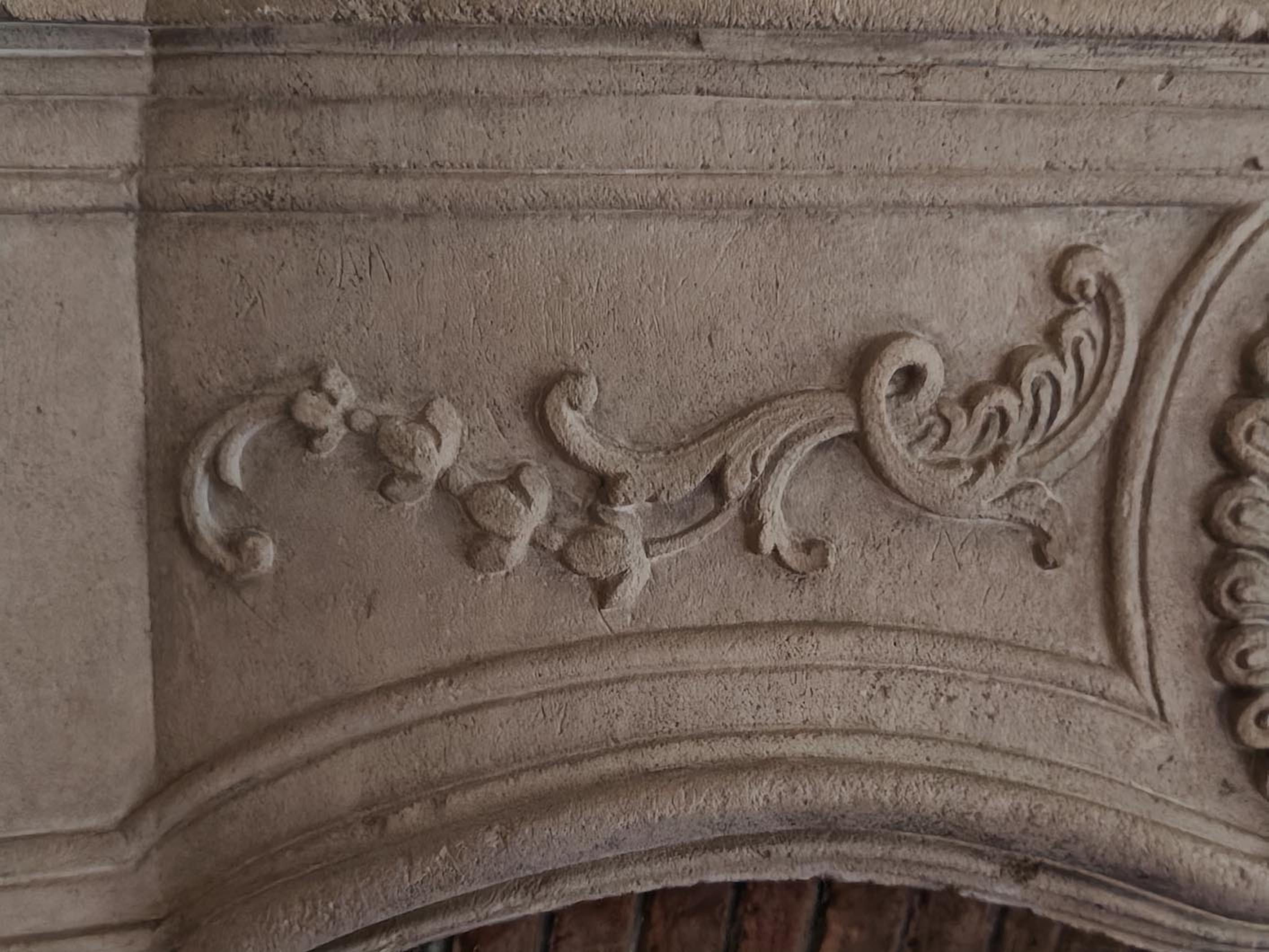Cheminée en pierre d'époque Louis XV avec trumeau sculpté en vente 4