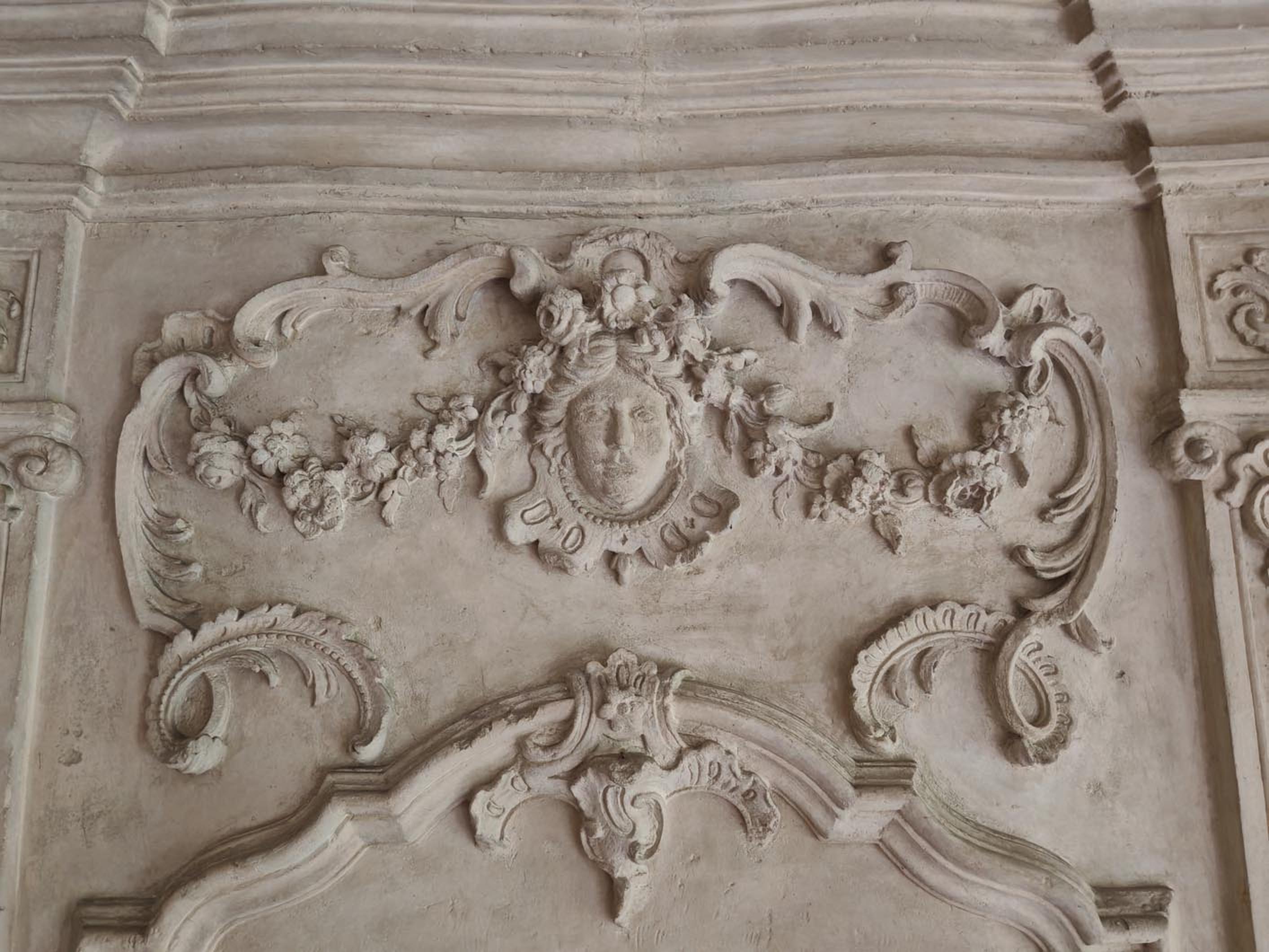 Cheminée en pierre d'époque Louis XV avec trumeau sculpté en vente 6