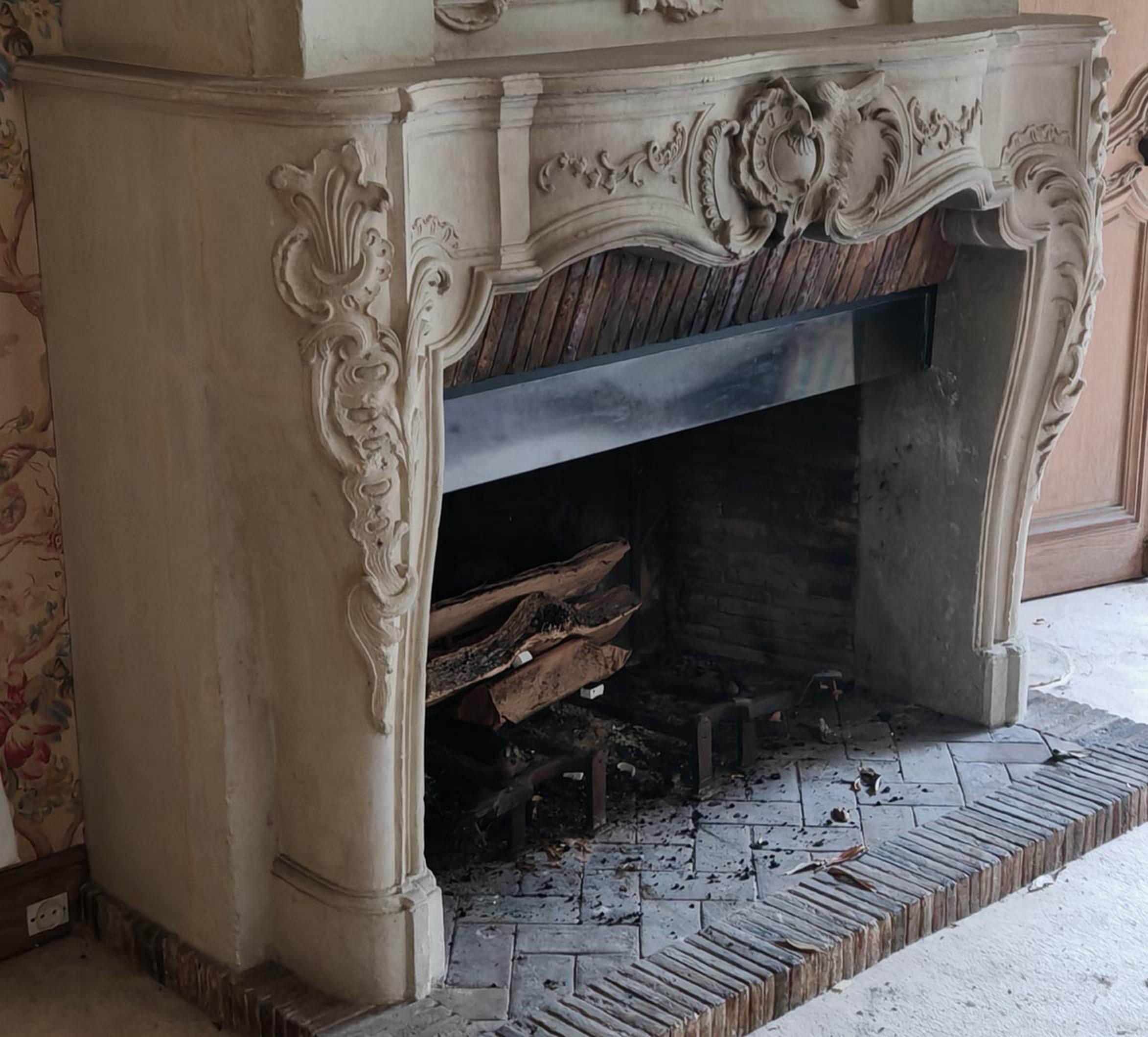 Cheminée en pierre d'époque Louis XV avec trumeau sculpté en vente 8