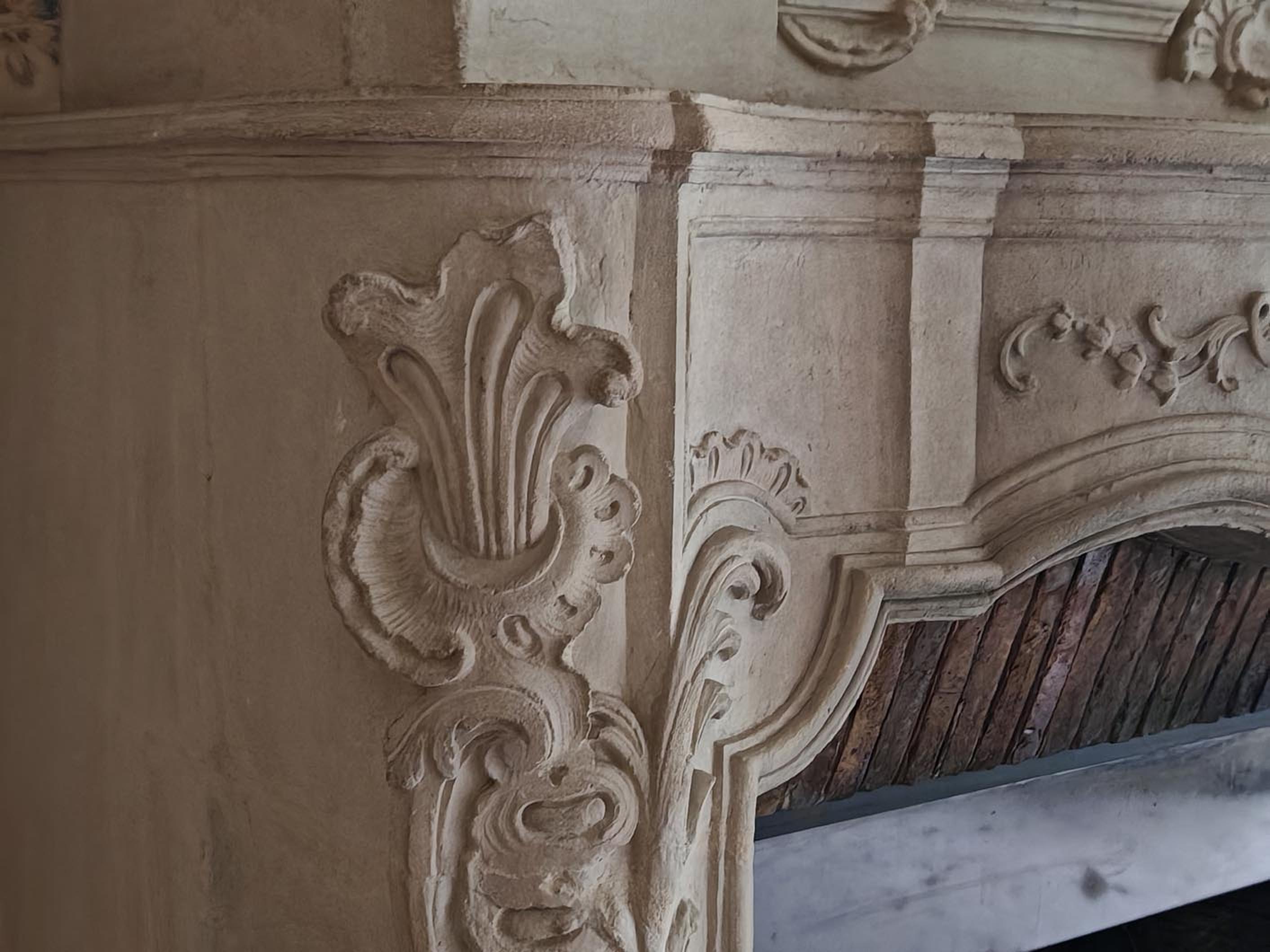 Cheminée en pierre d'époque Louis XV avec trumeau sculpté en vente 9