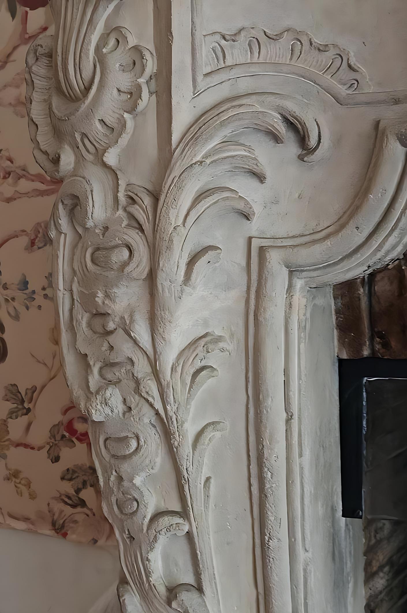 Cheminée en pierre d'époque Louis XV avec trumeau sculpté en vente 10