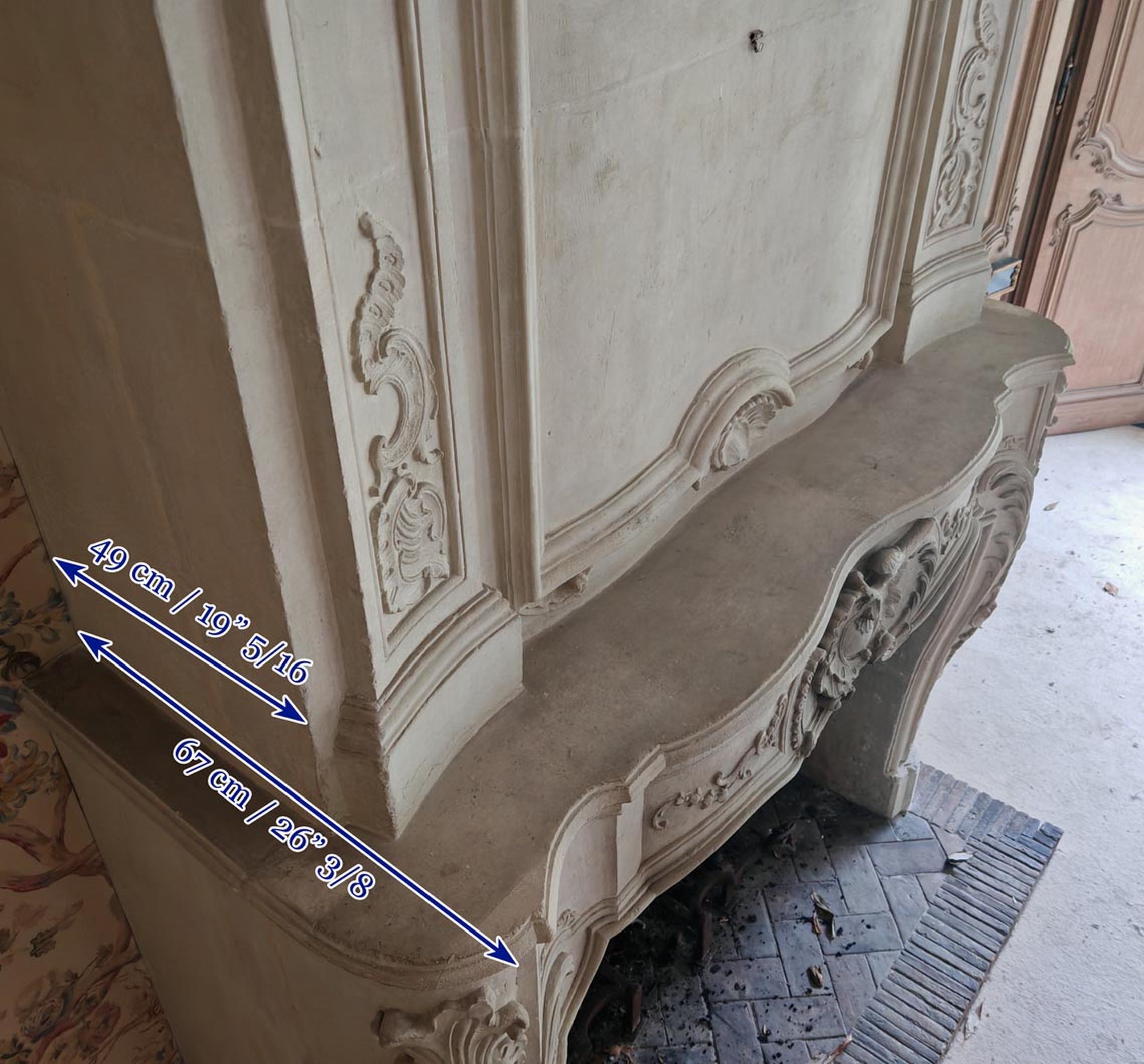 Cheminée en pierre d'époque Louis XV avec trumeau sculpté en vente 12