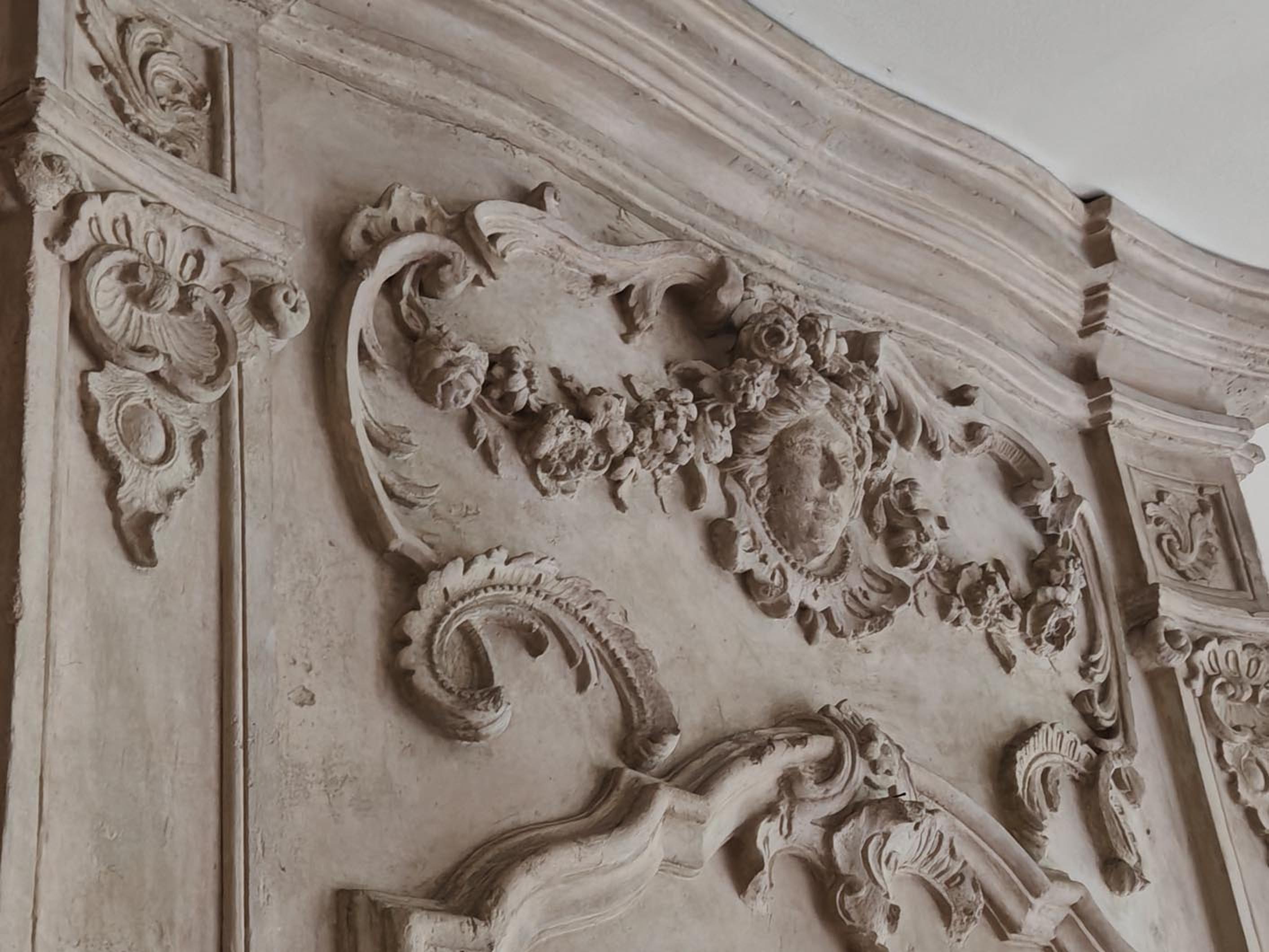 Français Cheminée en pierre d'époque Louis XV avec trumeau sculpté en vente