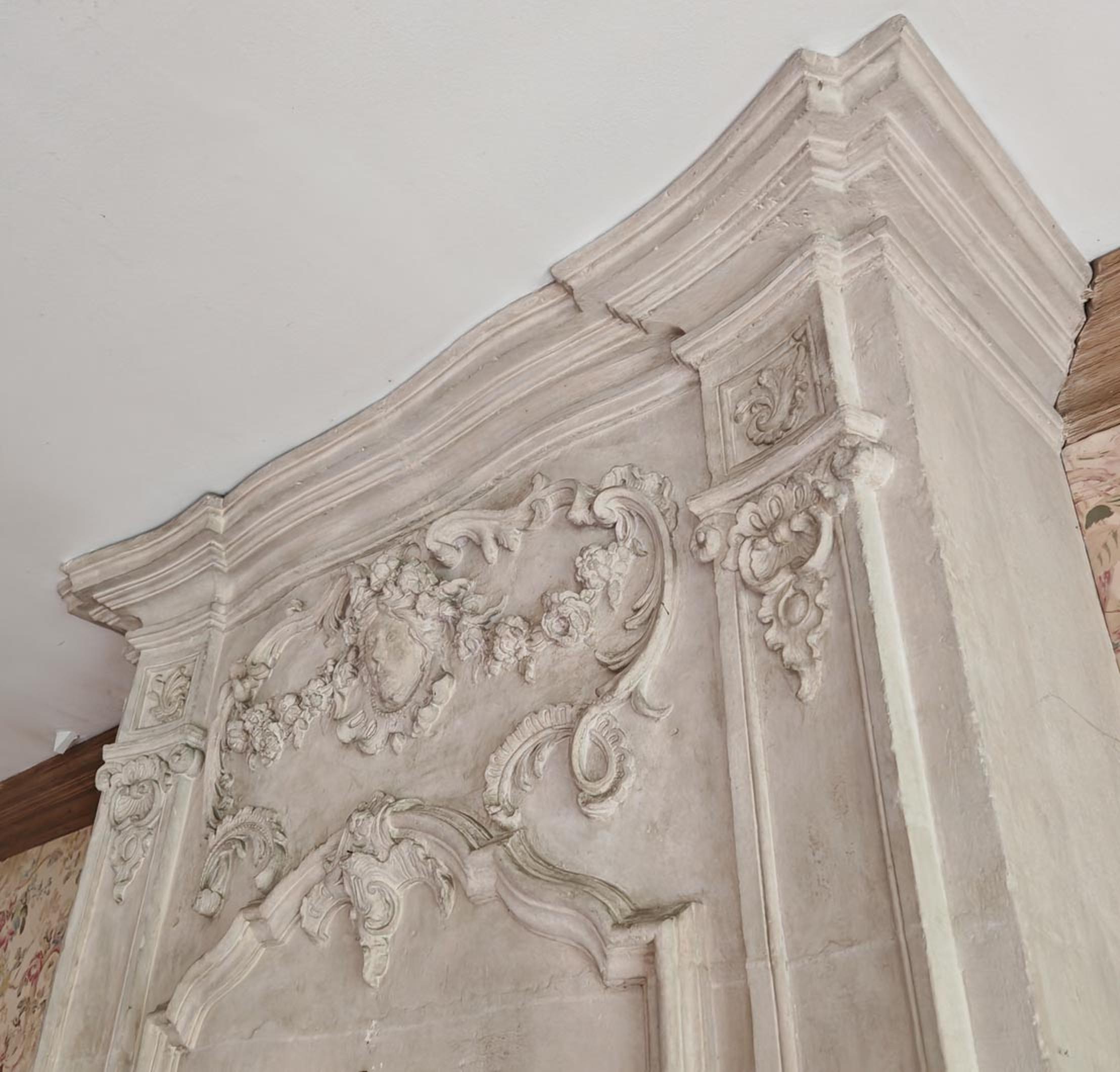 Sculpté à la main Cheminée en pierre d'époque Louis XV avec trumeau sculpté en vente
