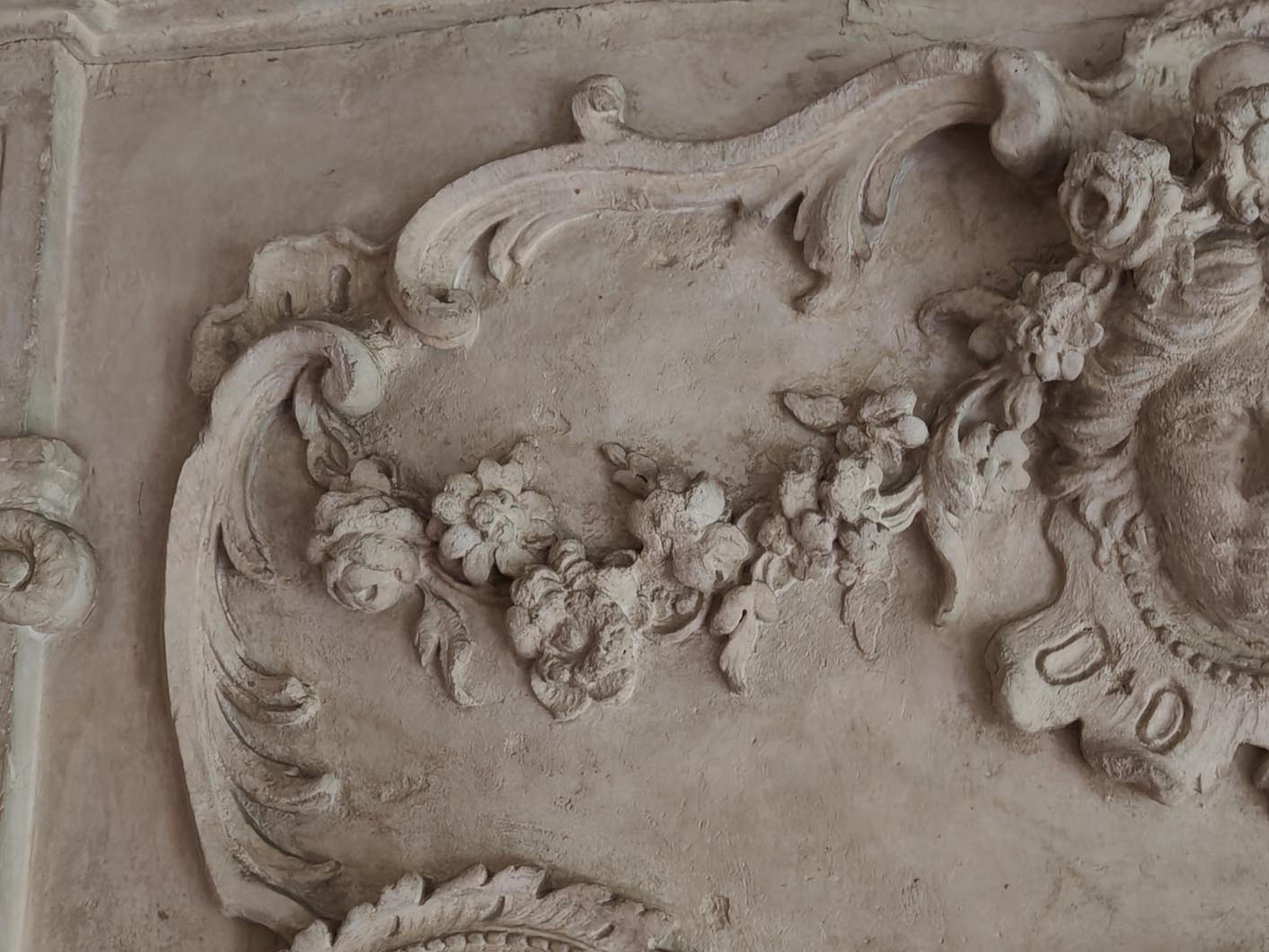 XVIIIe siècle et antérieur Cheminée en pierre d'époque Louis XV avec trumeau sculpté en vente
