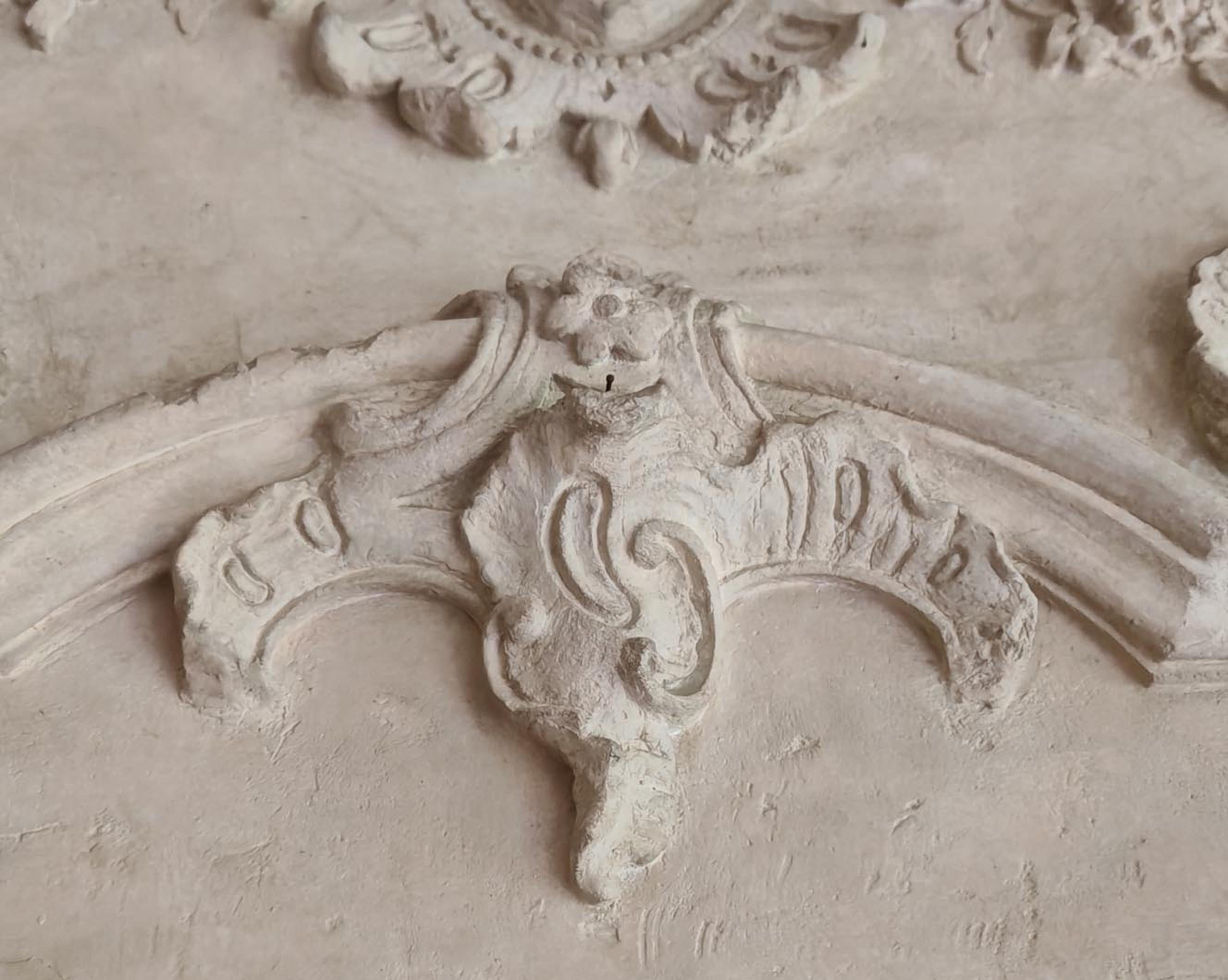 Cheminée en pierre d'époque Louis XV avec trumeau sculpté en vente 1