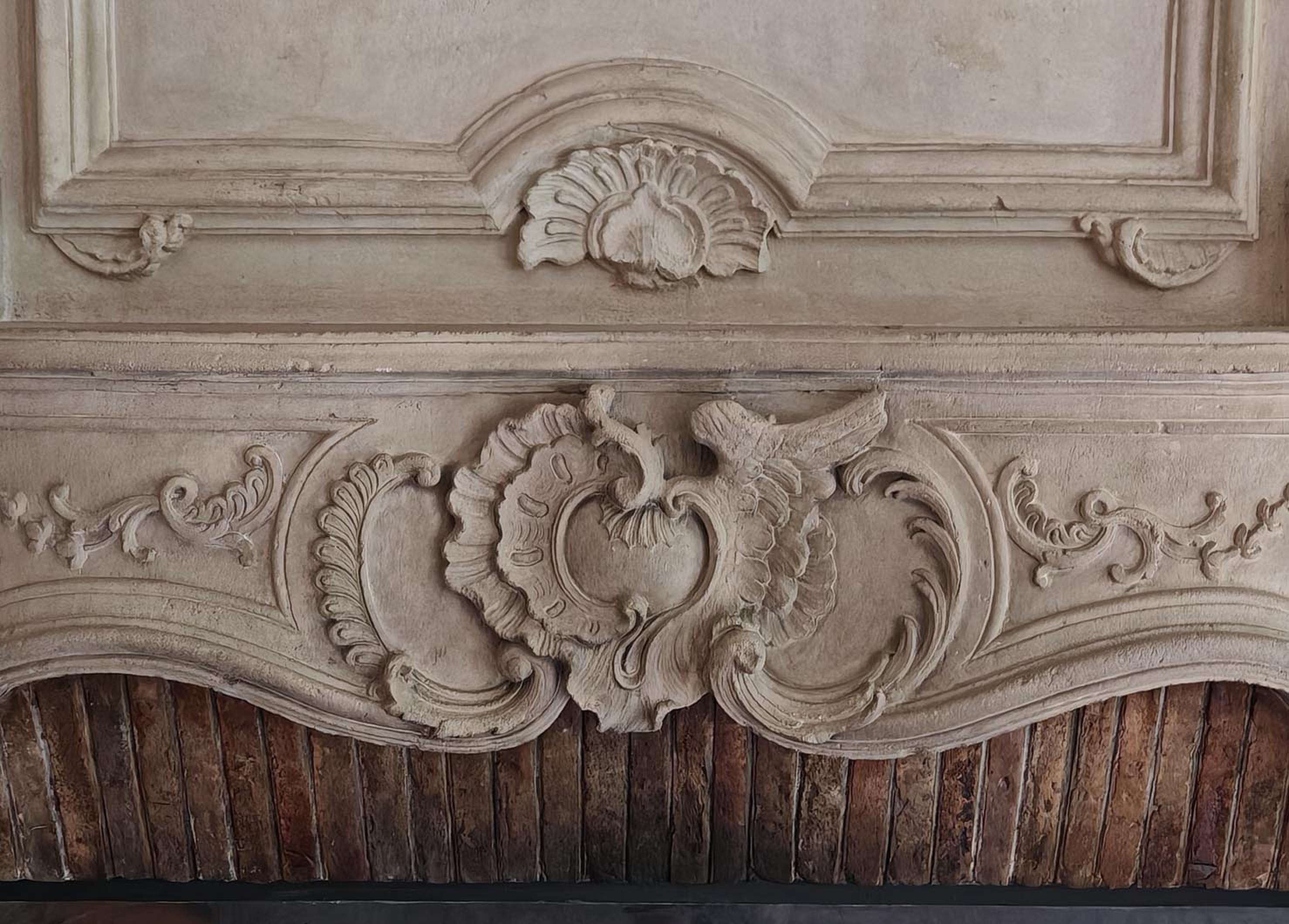 Cheminée en pierre d'époque Louis XV avec trumeau sculpté en vente 2