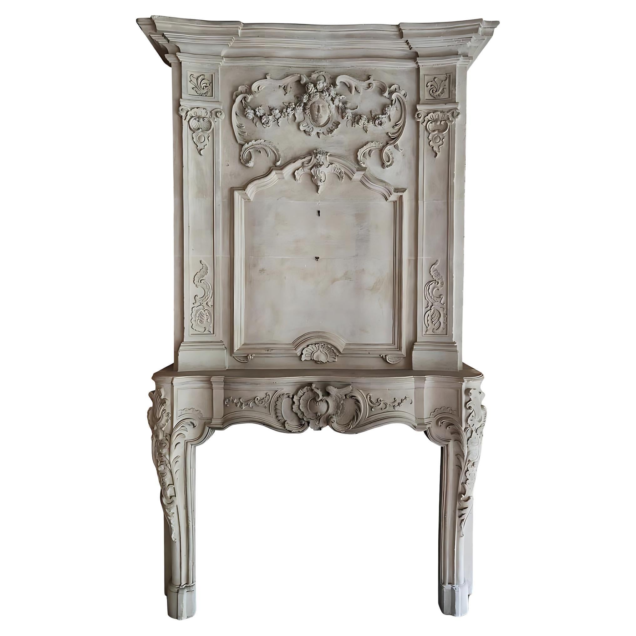 Cheminée en pierre d'époque Louis XV avec trumeau sculpté en vente