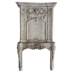Cheminée en pierre d'époque Louis XV avec trumeau sculpté