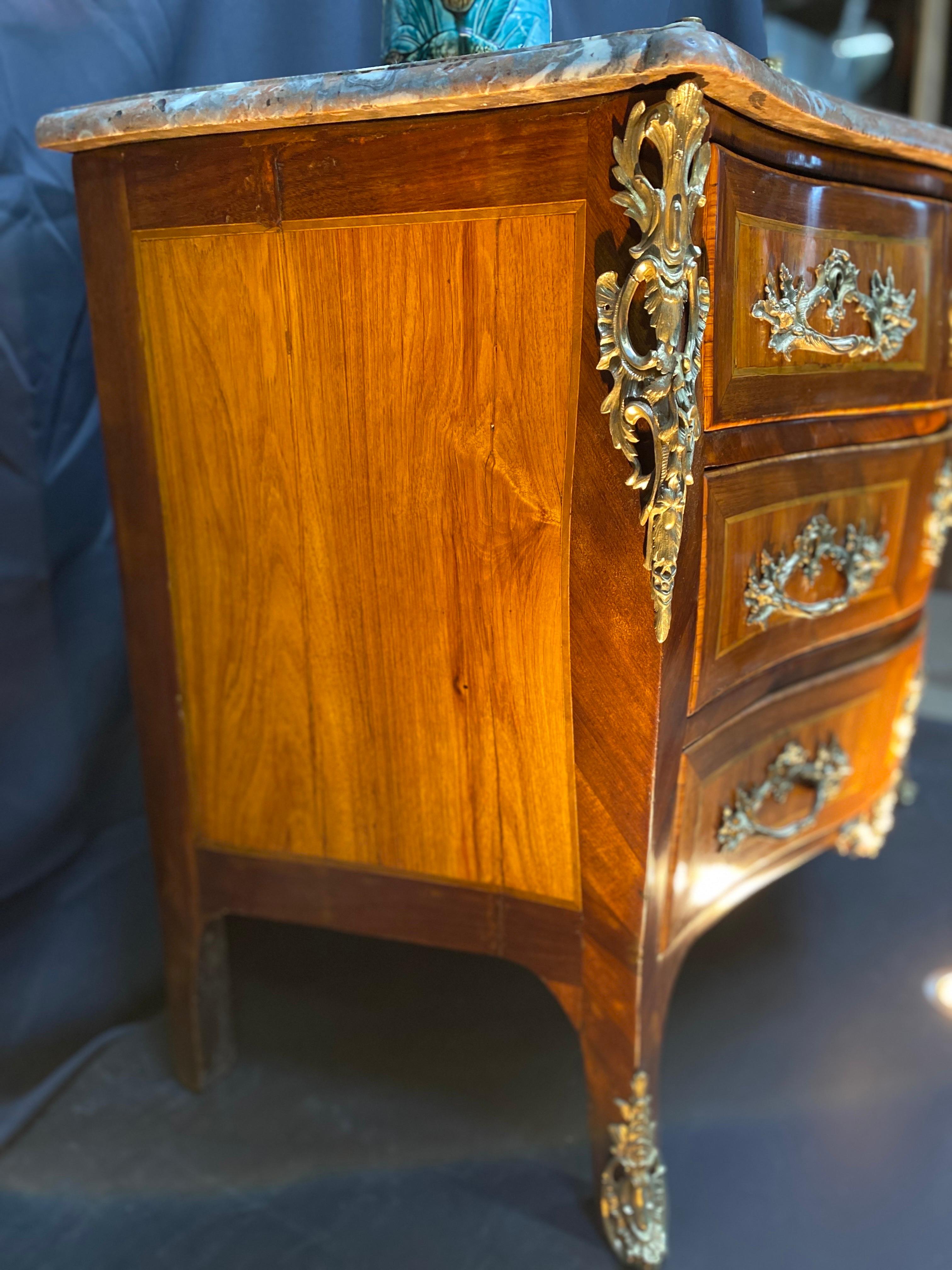 magnificent tomb chest of drawers small Parisian model Louis XV period 18th century stamped Jean Charles Ellaume (1714-1763) received master on November 6, 1754 very pretty chest of drawers inlaid with rosewood and violet in good condition consists