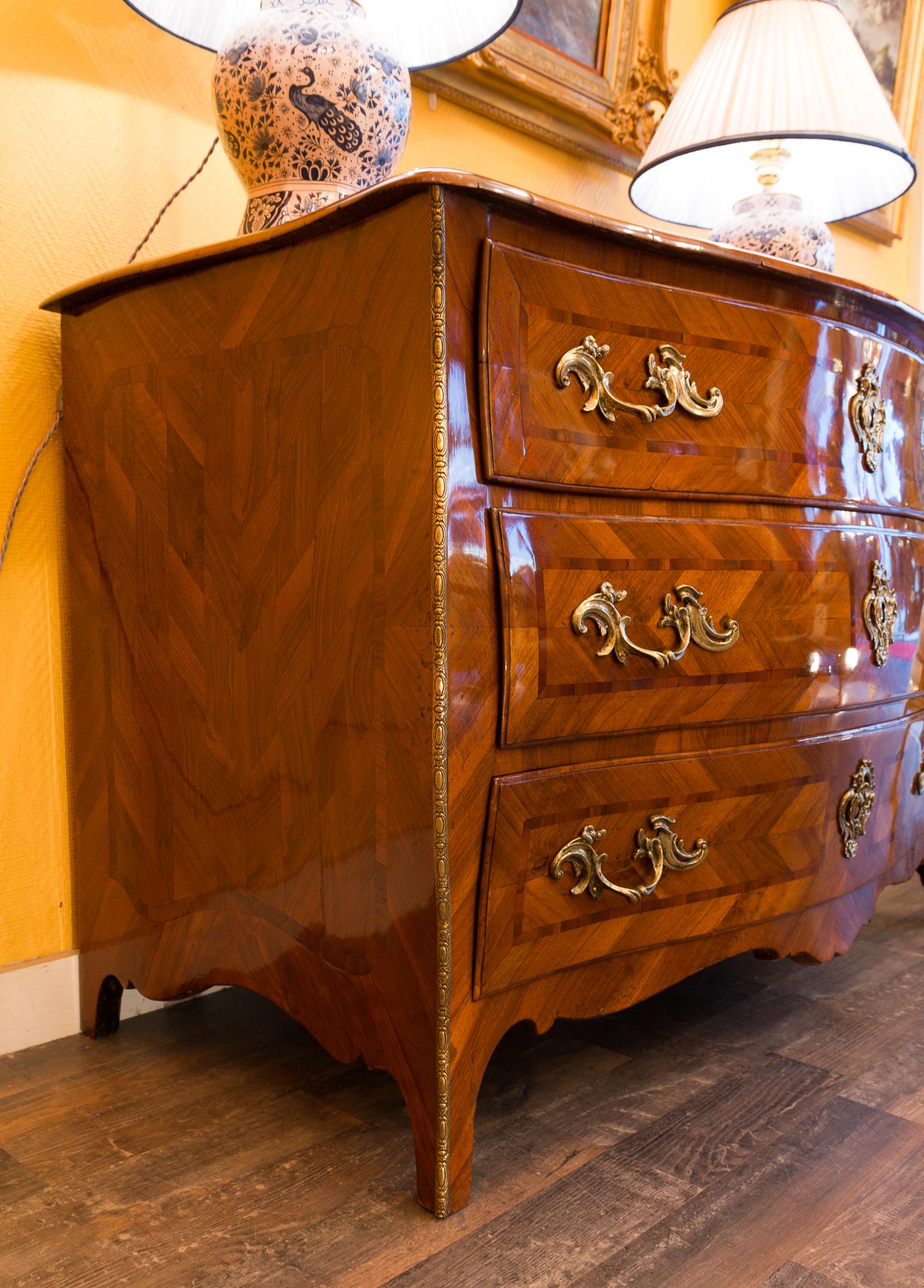 Italian Louis XV Period Walnut and Marquetry Serpentine Commode, circa 1750 For Sale