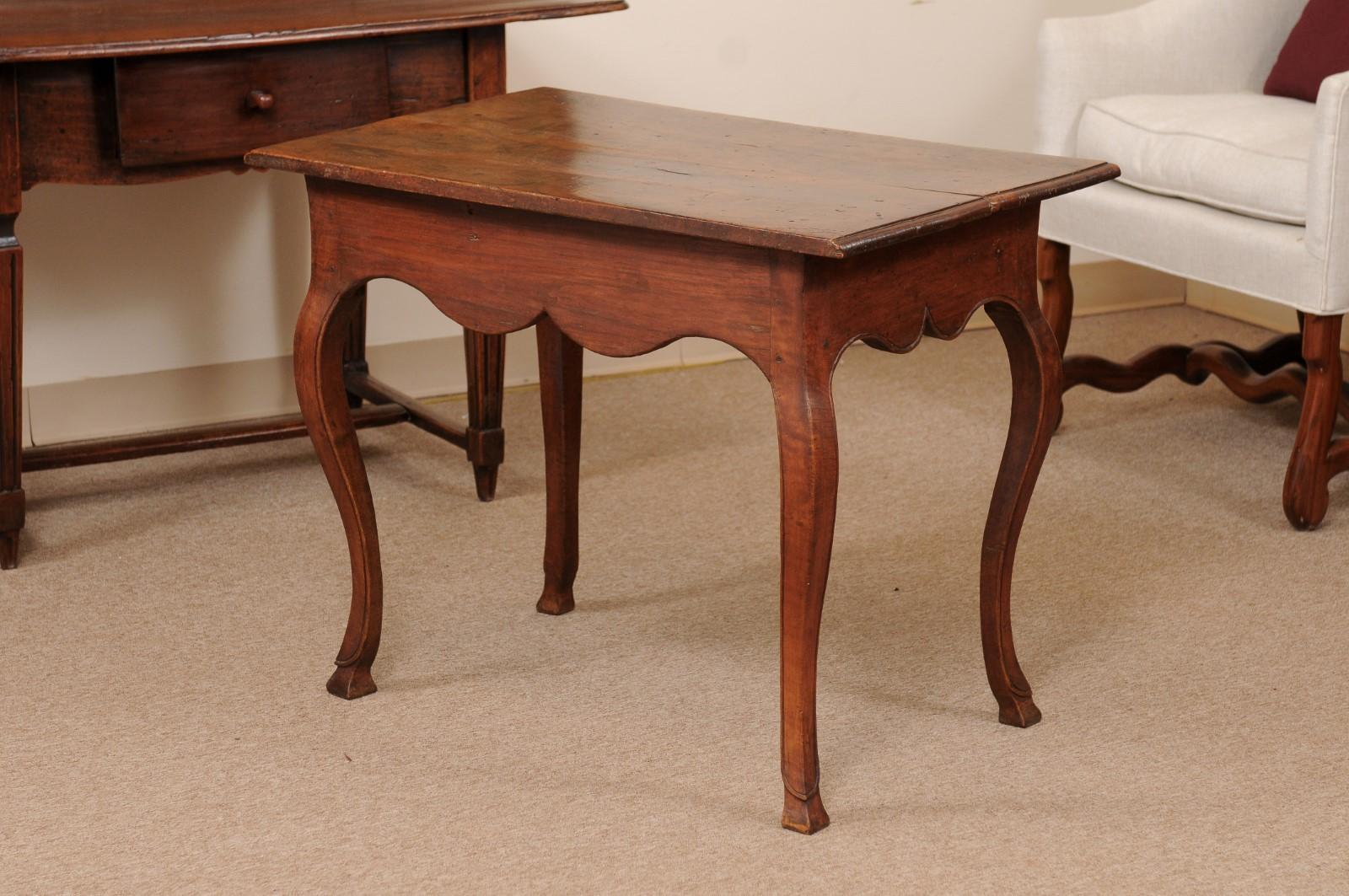  Louis XV Period Walnut Side Table with Drawer, France ca. 1740 For Sale 4