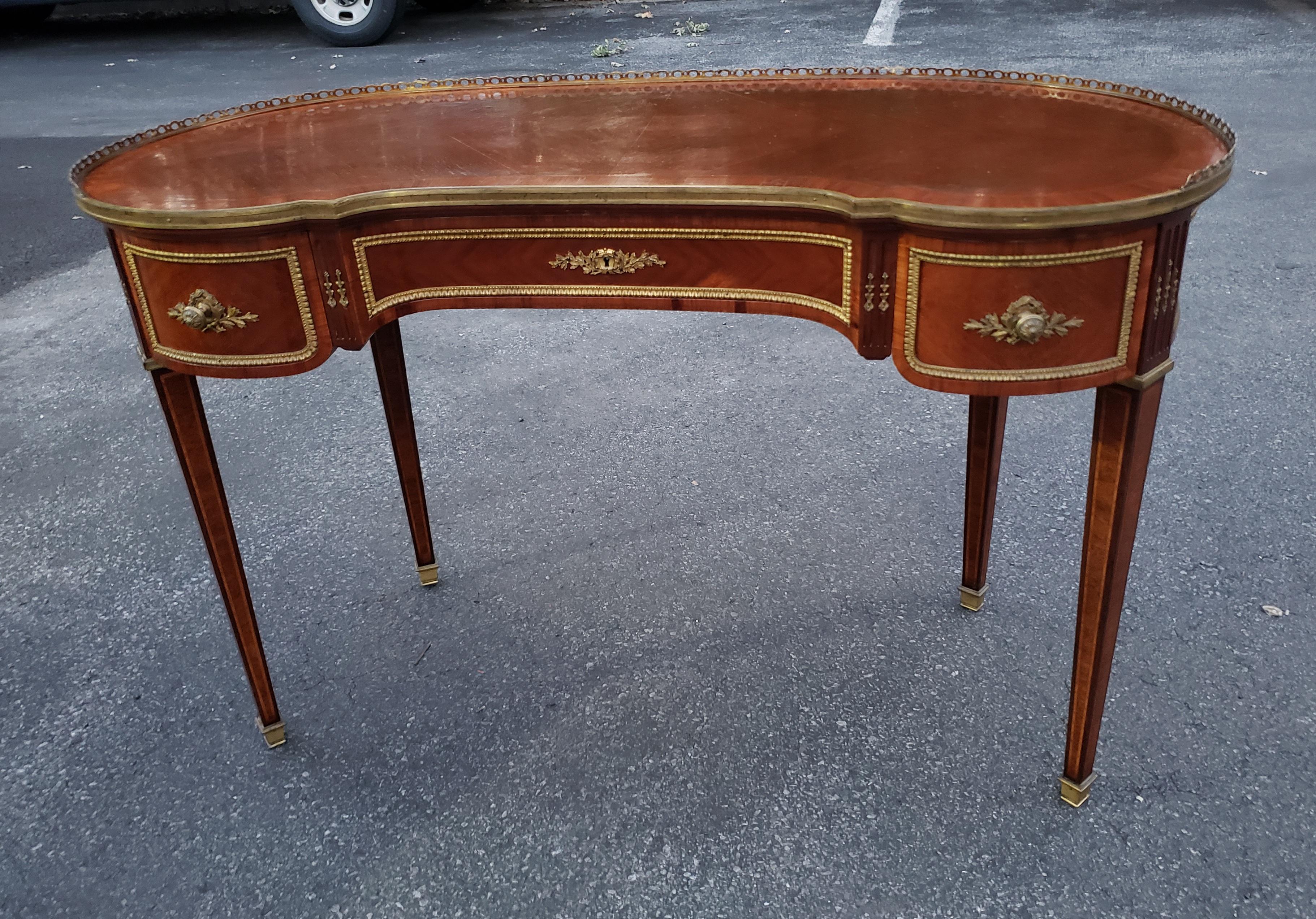 Louis XV Petite Mahogany and Kingwood Marquetry Kidney Writing Table, Paris 1870 For Sale 3