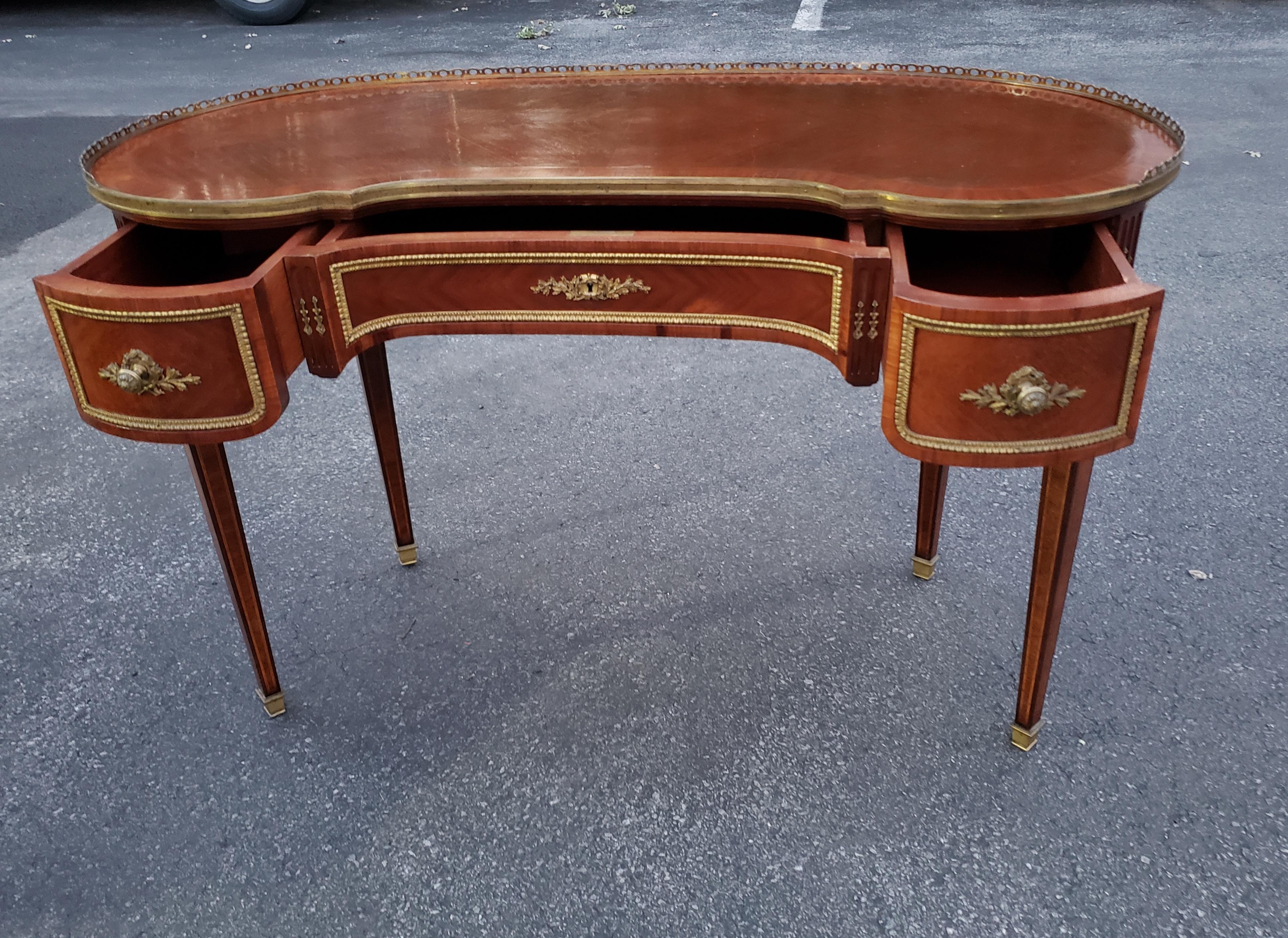Louis XV Petite Mahogany and Kingwood Marquetry Kidney Writing Table, Paris 1870 For Sale 4