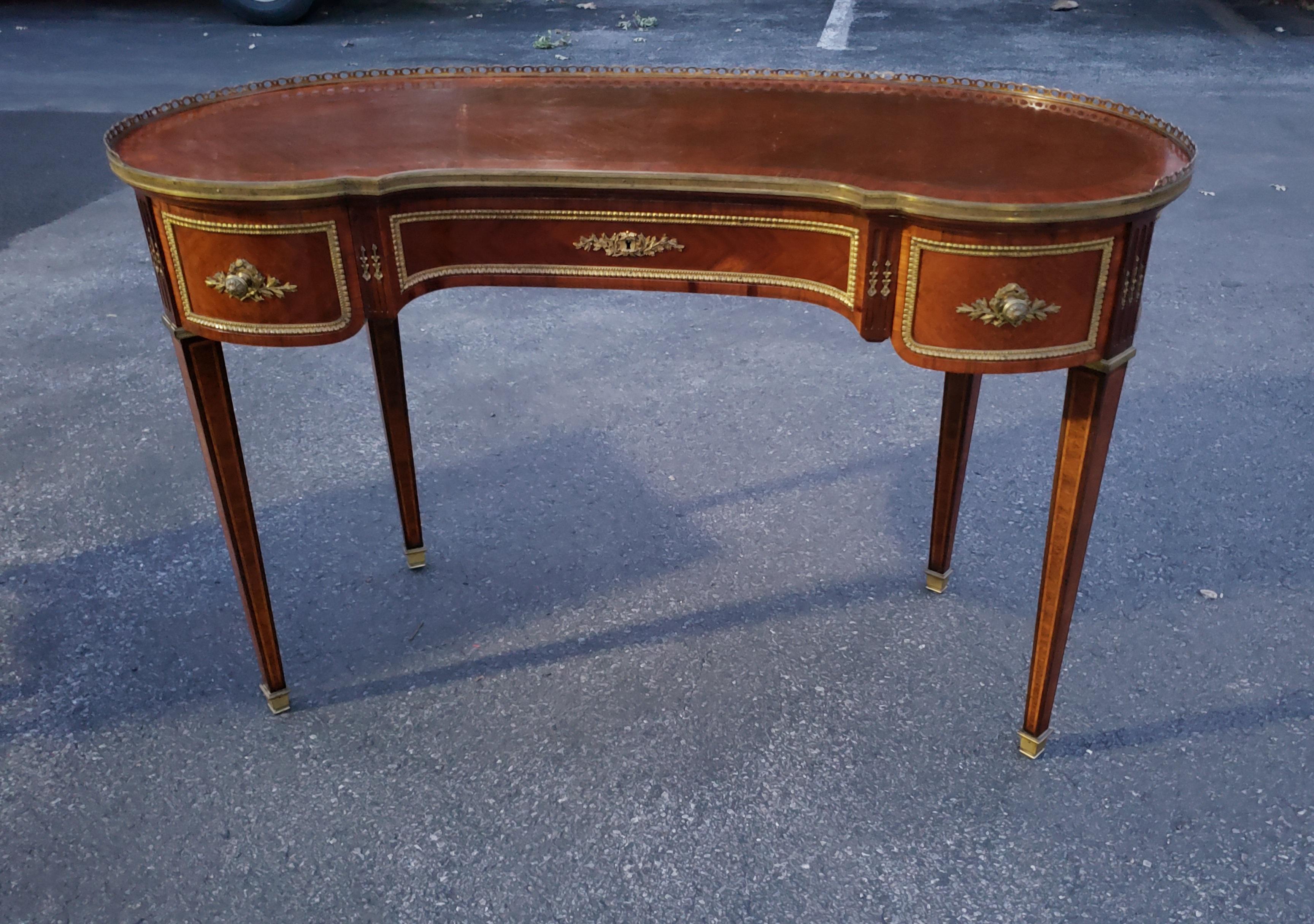 Louis XV Petite Mahogany and Kingwood Marquetry Kidney Writing Table, Paris 1870 For Sale 7