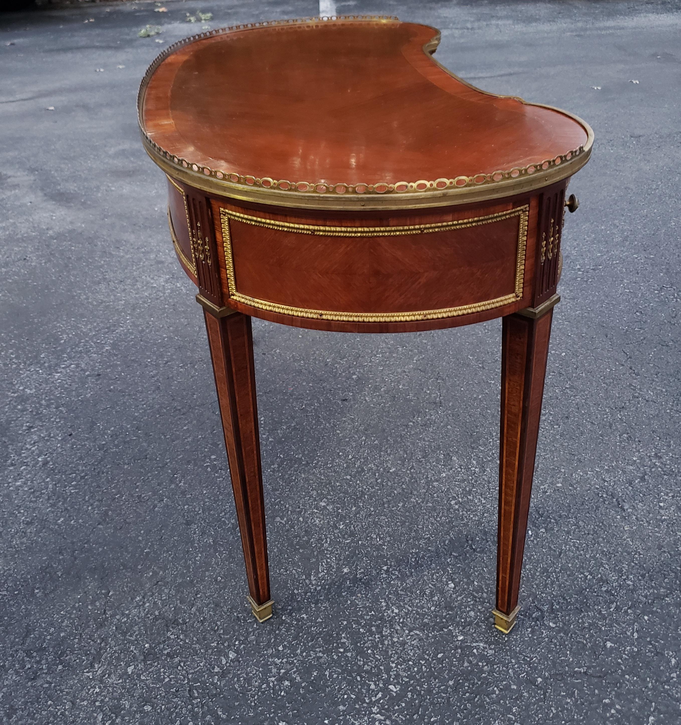 Louis XV Petite Mahogany and Kingwood Marquetry Kidney Writing Table, Paris 1870 In Good Condition For Sale In Germantown, MD