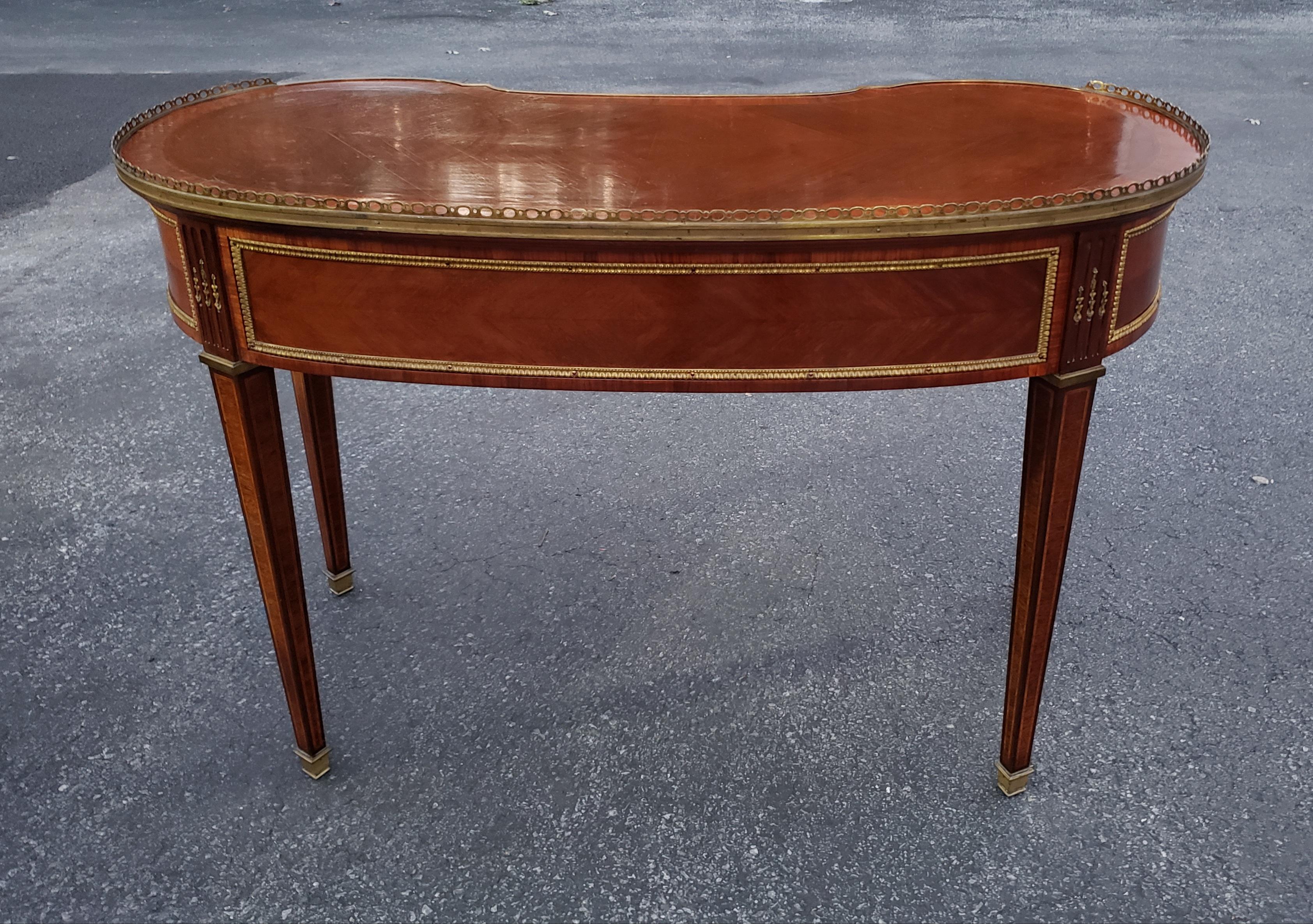 Louis XV Petite Mahogany and Kingwood Marquetry Kidney Writing Table, Paris 1870 For Sale 1