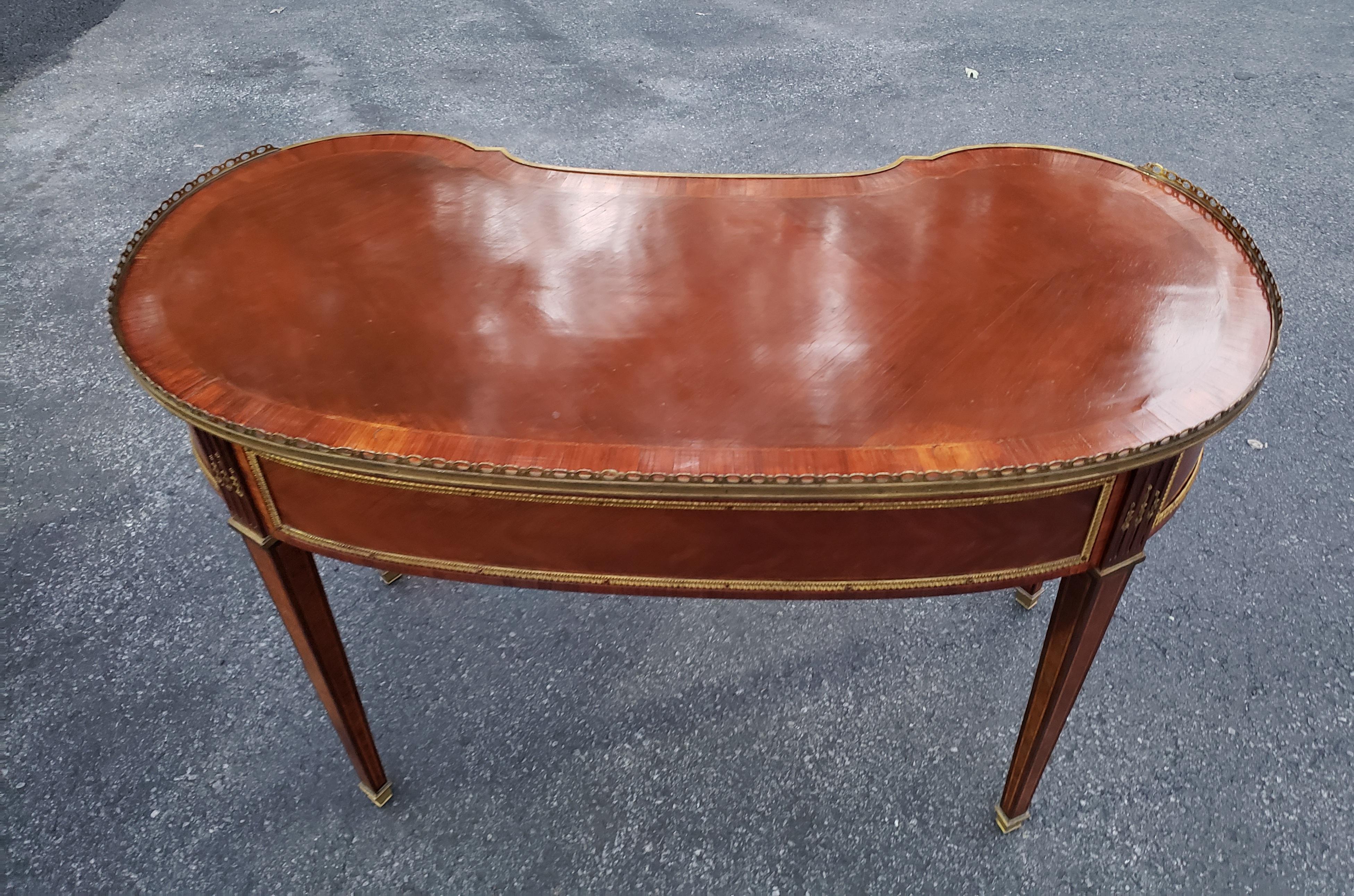 Louis XV Petite Mahogany and Kingwood Marquetry Kidney Writing Table, Paris 1870 For Sale 2
