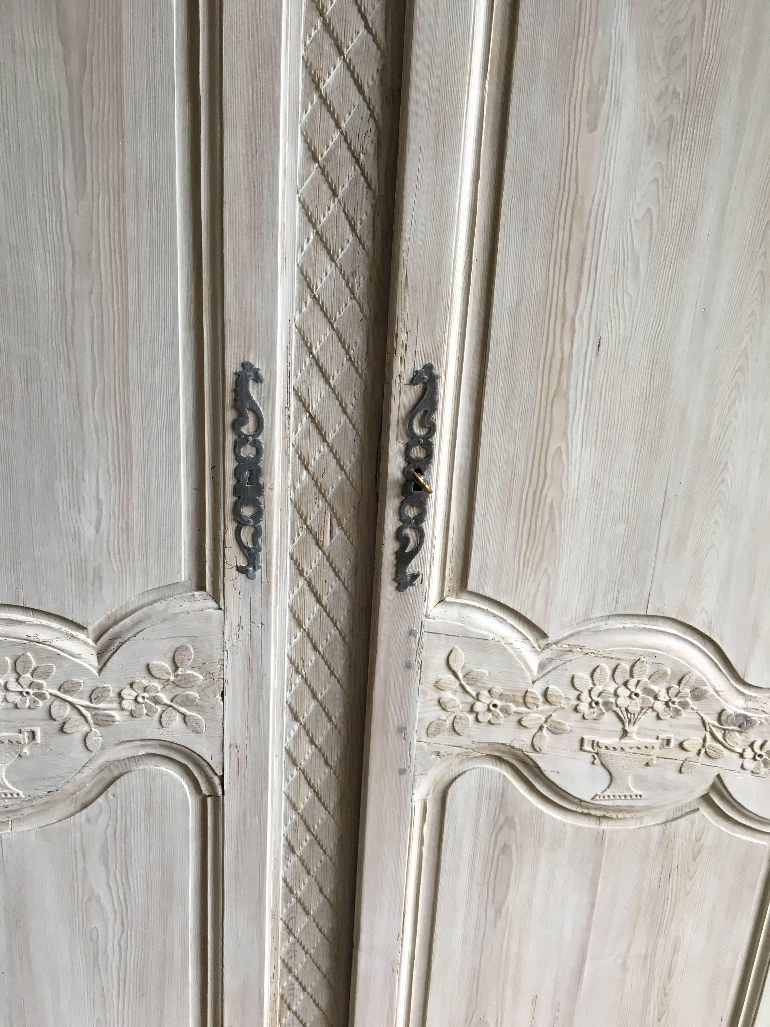Louis XV Pine Armoire, Whitewashed, circa 1780 In Excellent Condition In Doylestown, PA