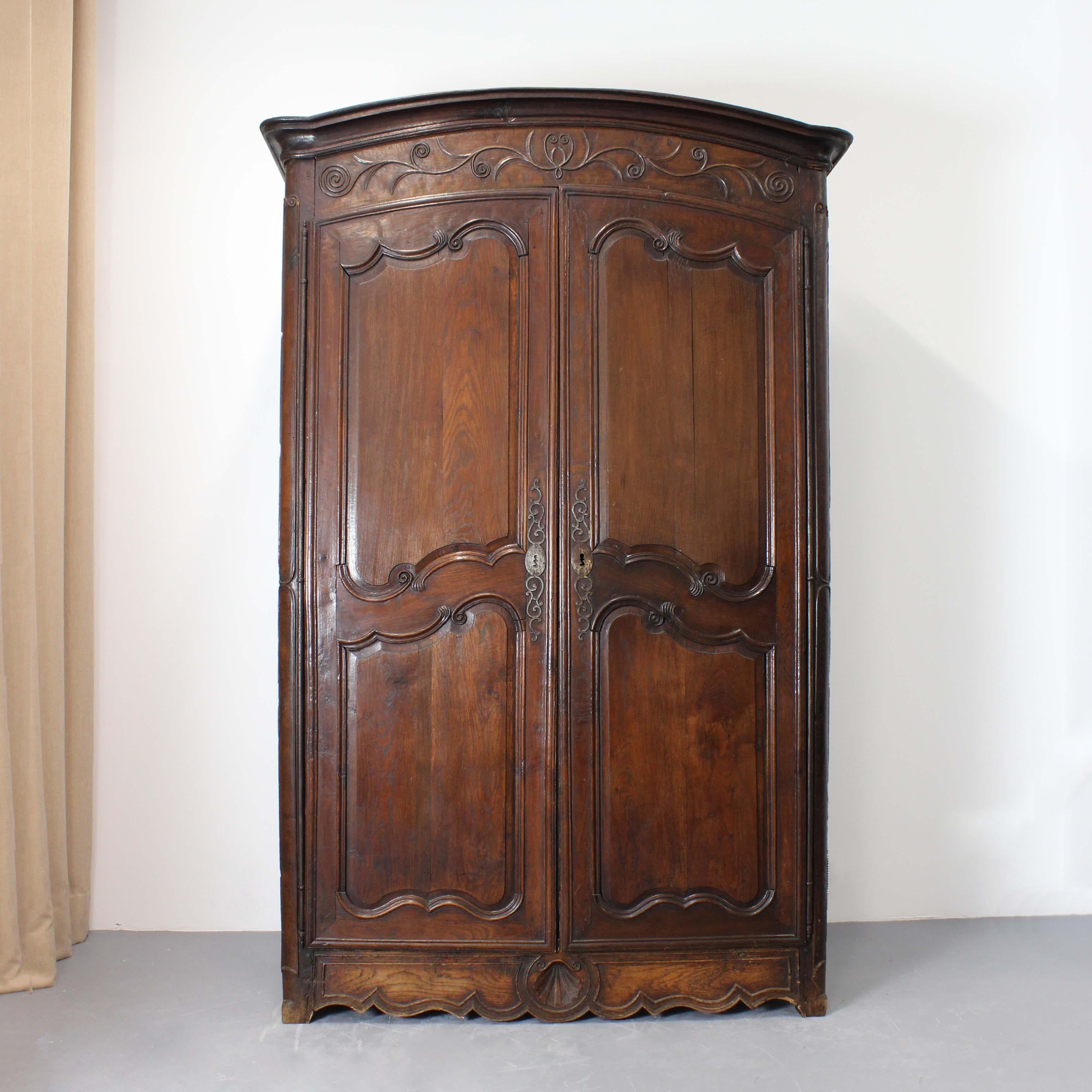 French Louis XV Provençal wardrobe in walnut wood - France - 18th century For Sale