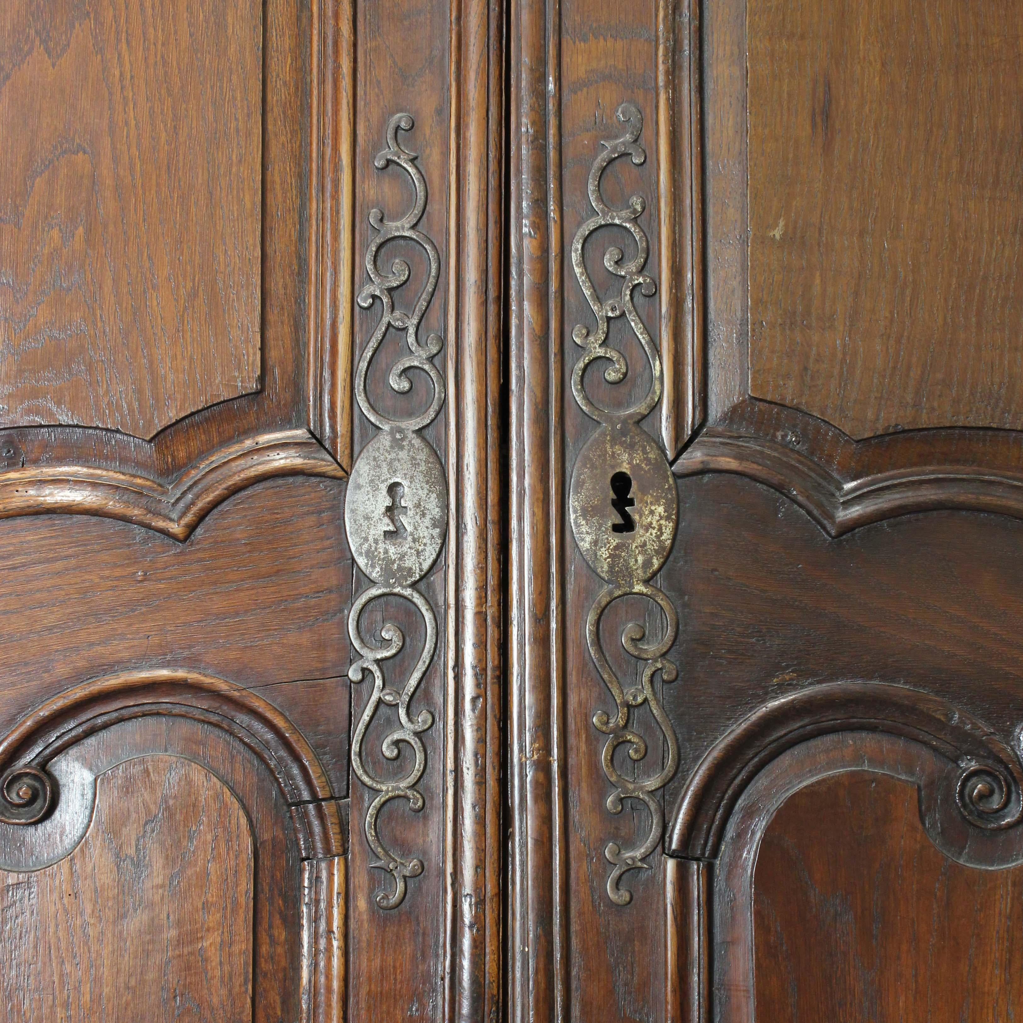 Louis XV Provençal wardrobe in walnut wood - France - 18th century In Good Condition For Sale In Madrid, España