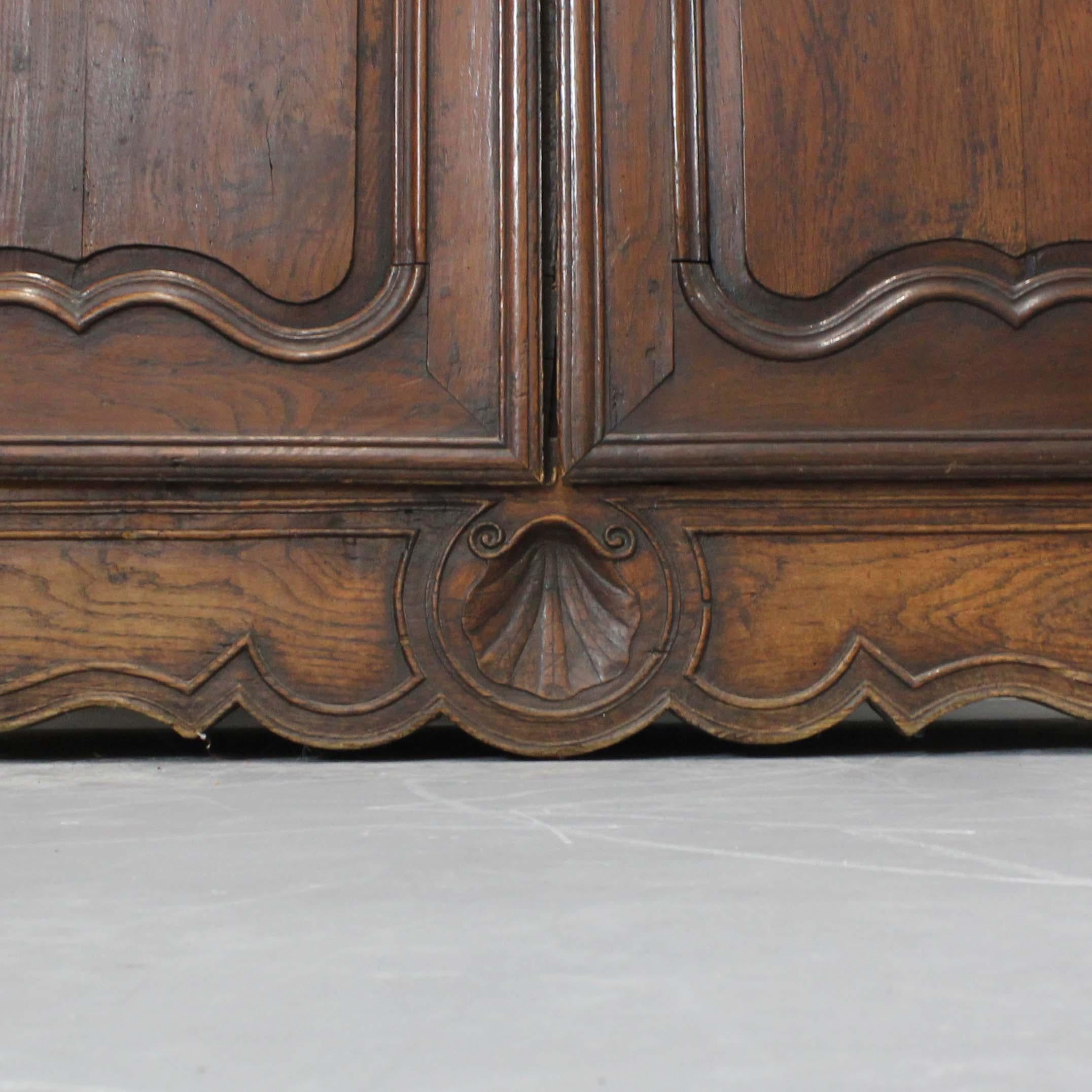 18th Century Louis XV Provençal wardrobe in walnut wood - France - 18th century For Sale