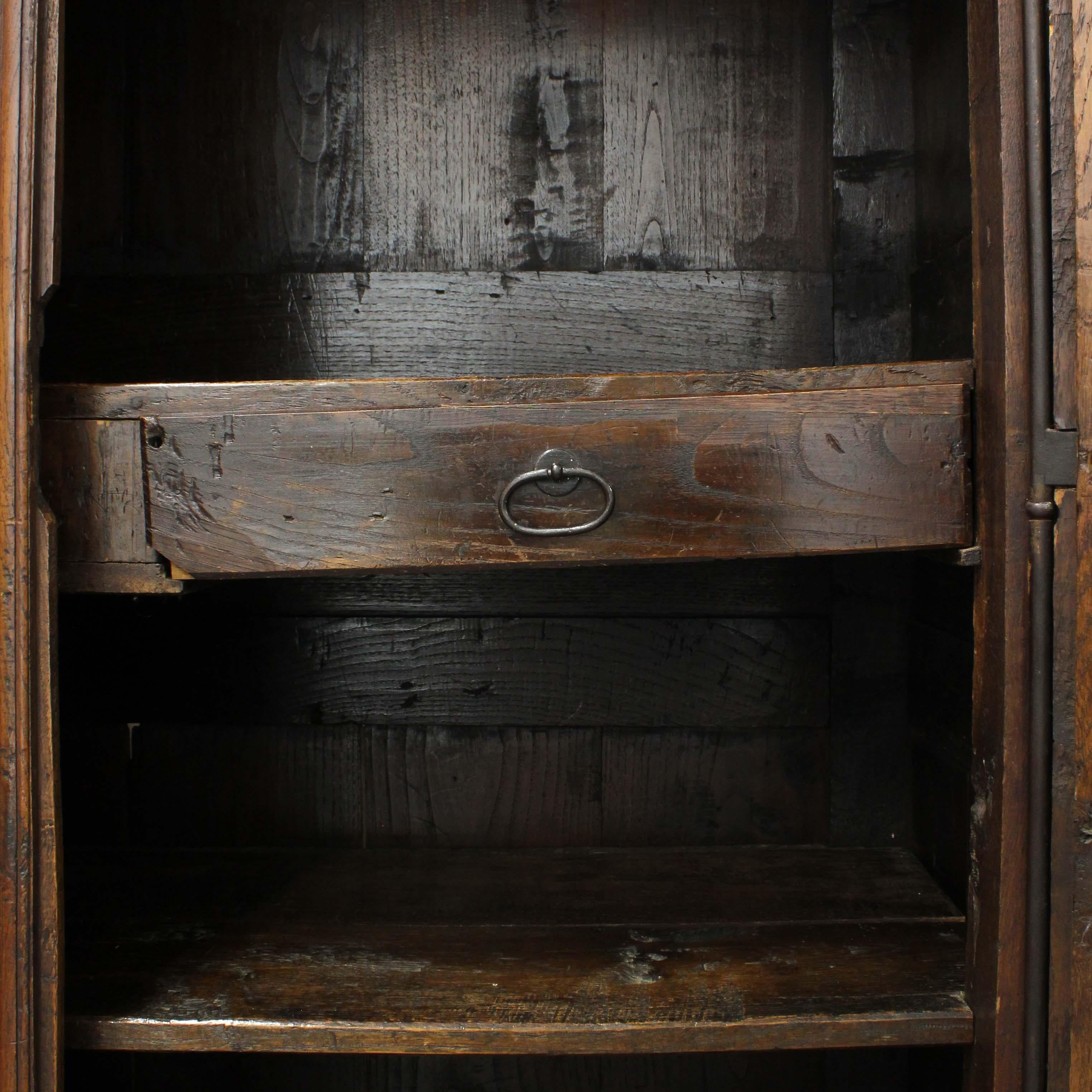 Louis XV Provençal wardrobe in walnut wood - France - 18th century For Sale 1