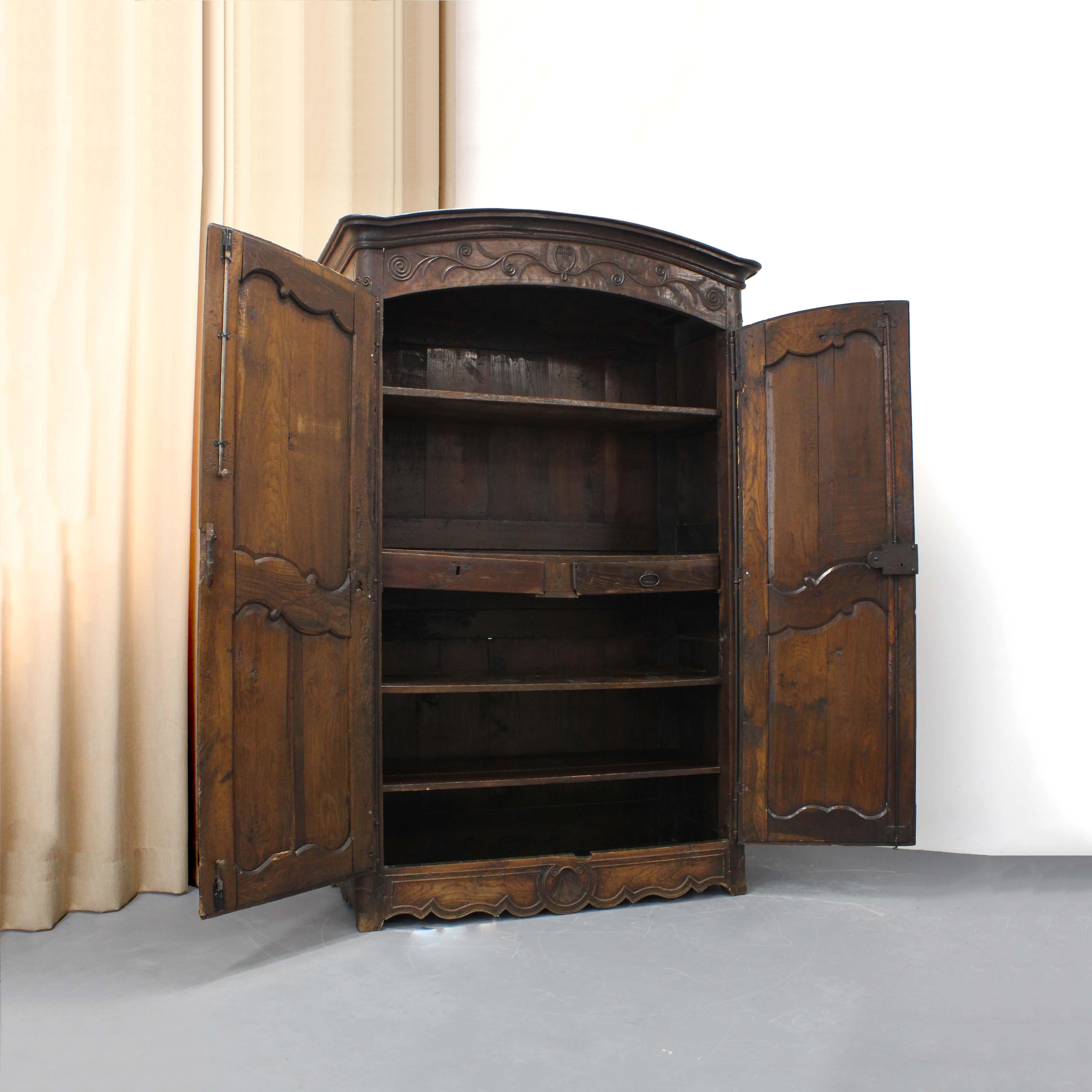 Louis XV Provençal wardrobe in walnut wood - France - 18th century For Sale 2