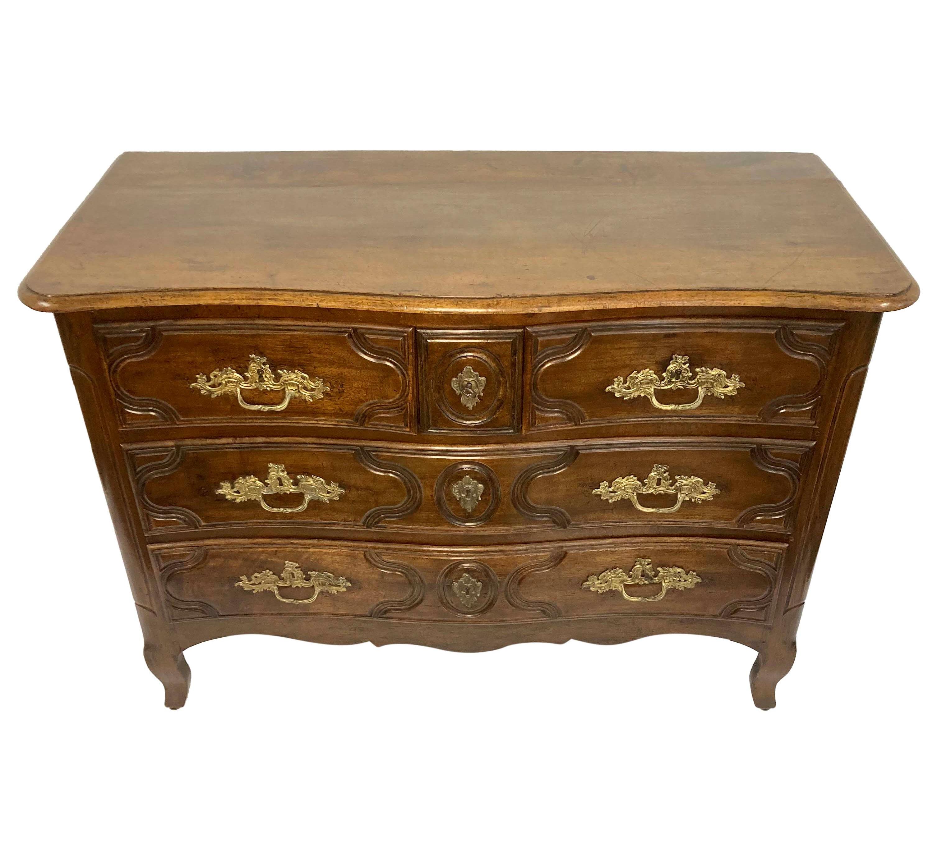 Mid-18th Century Louis XV Provincial Commode In Walnut For Sale