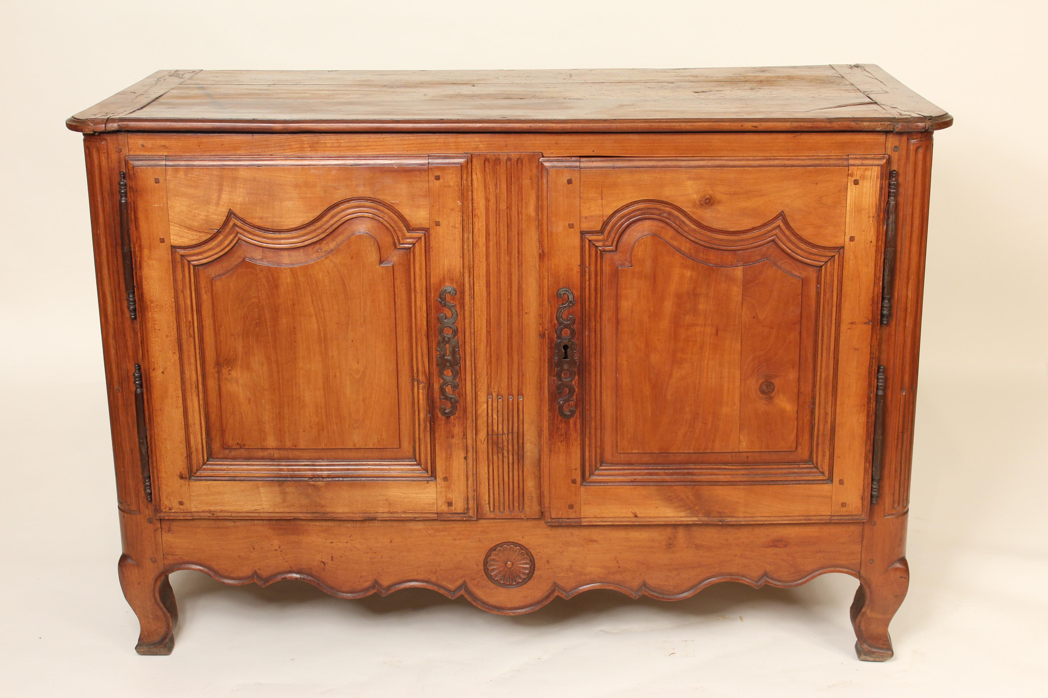 Louis XV Provincial fruitwood buffet, early 19th century.